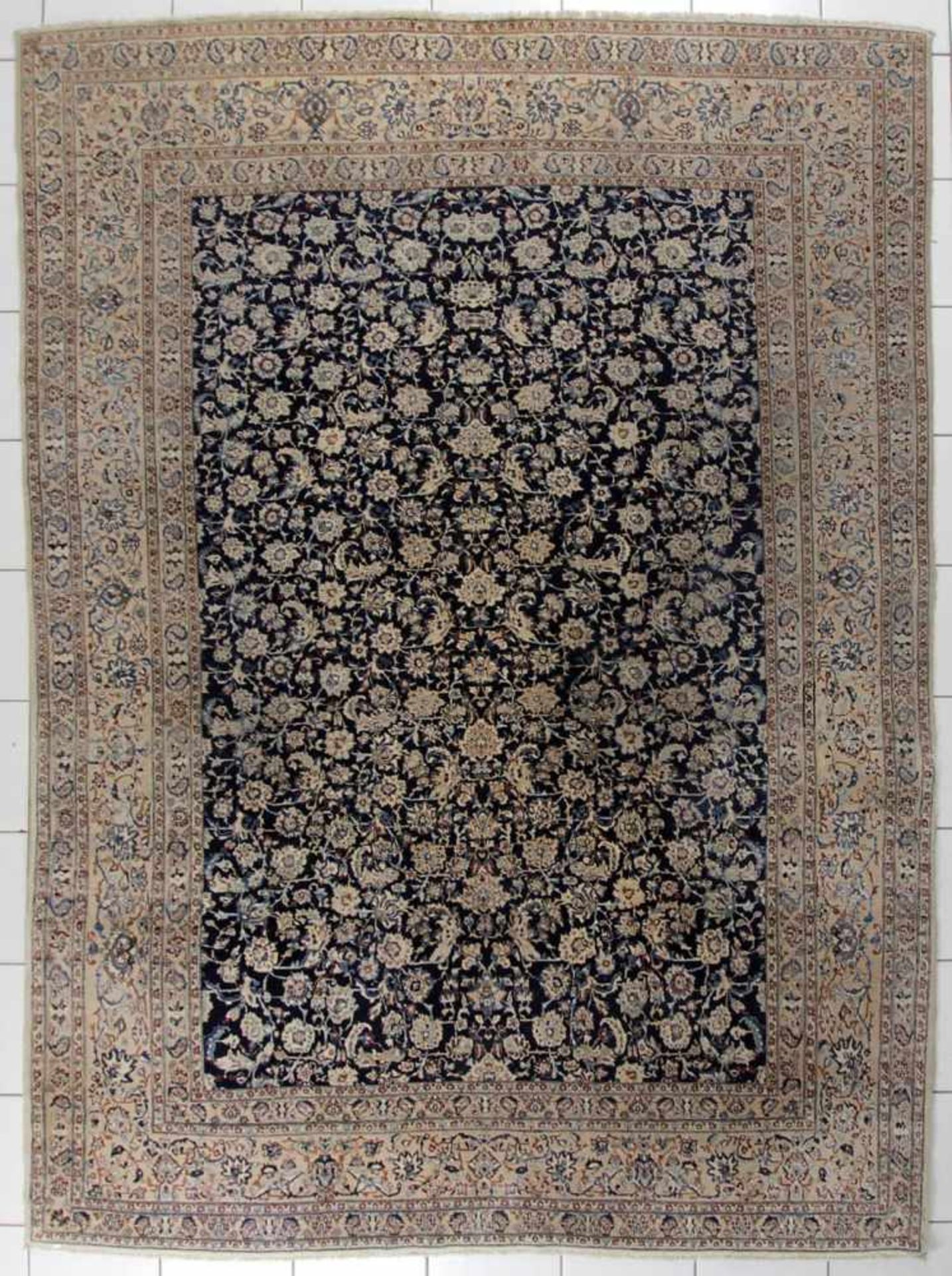 Nain, Persien, 1980er Jahre Korkwolle mit Seideschöner dezenter Teppich mit einem tiefblauen