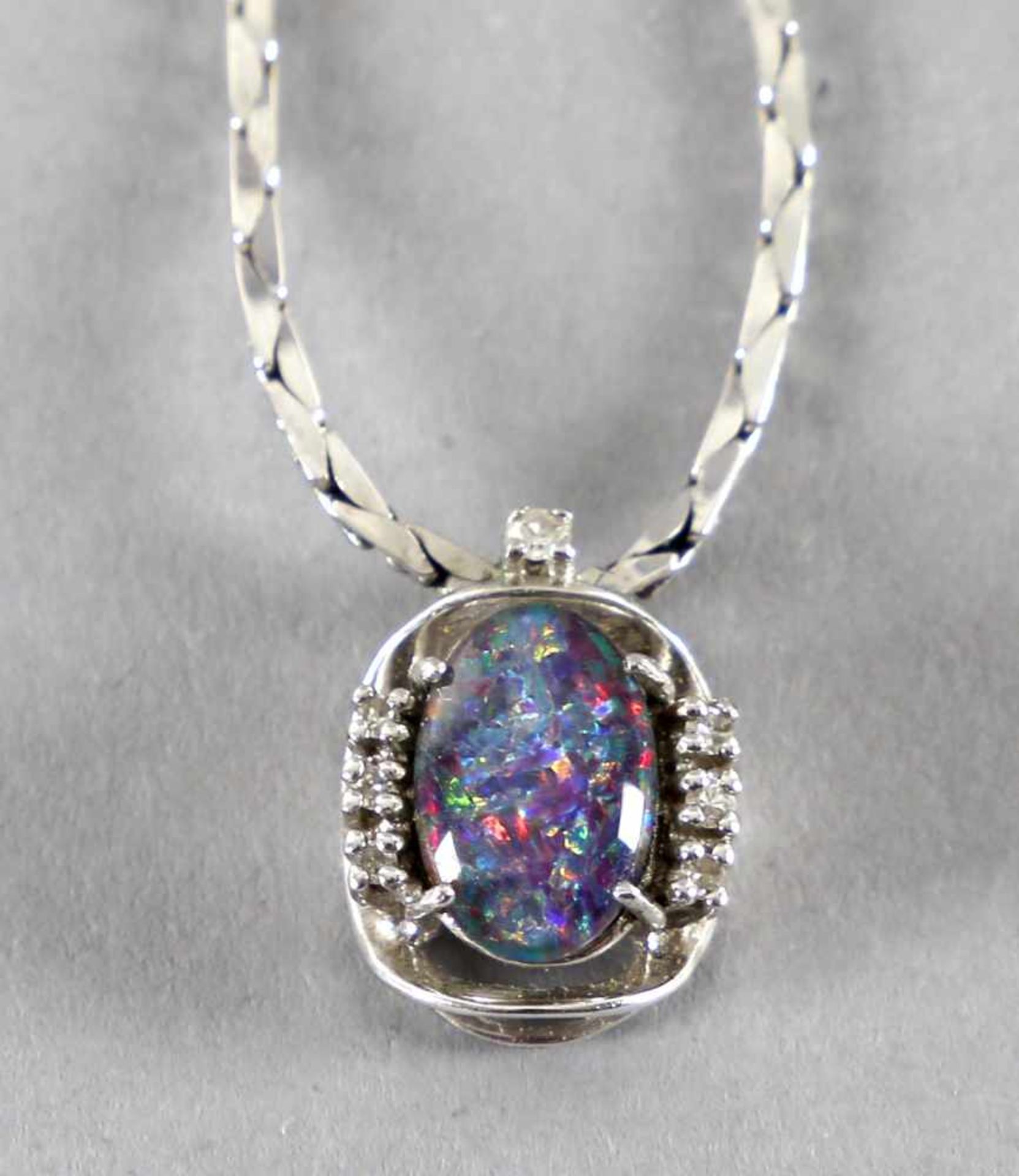 Halskette aus 585er WG mit Opalfeine flach gearbeitete Kette aus kleinen Einzelgliedern in