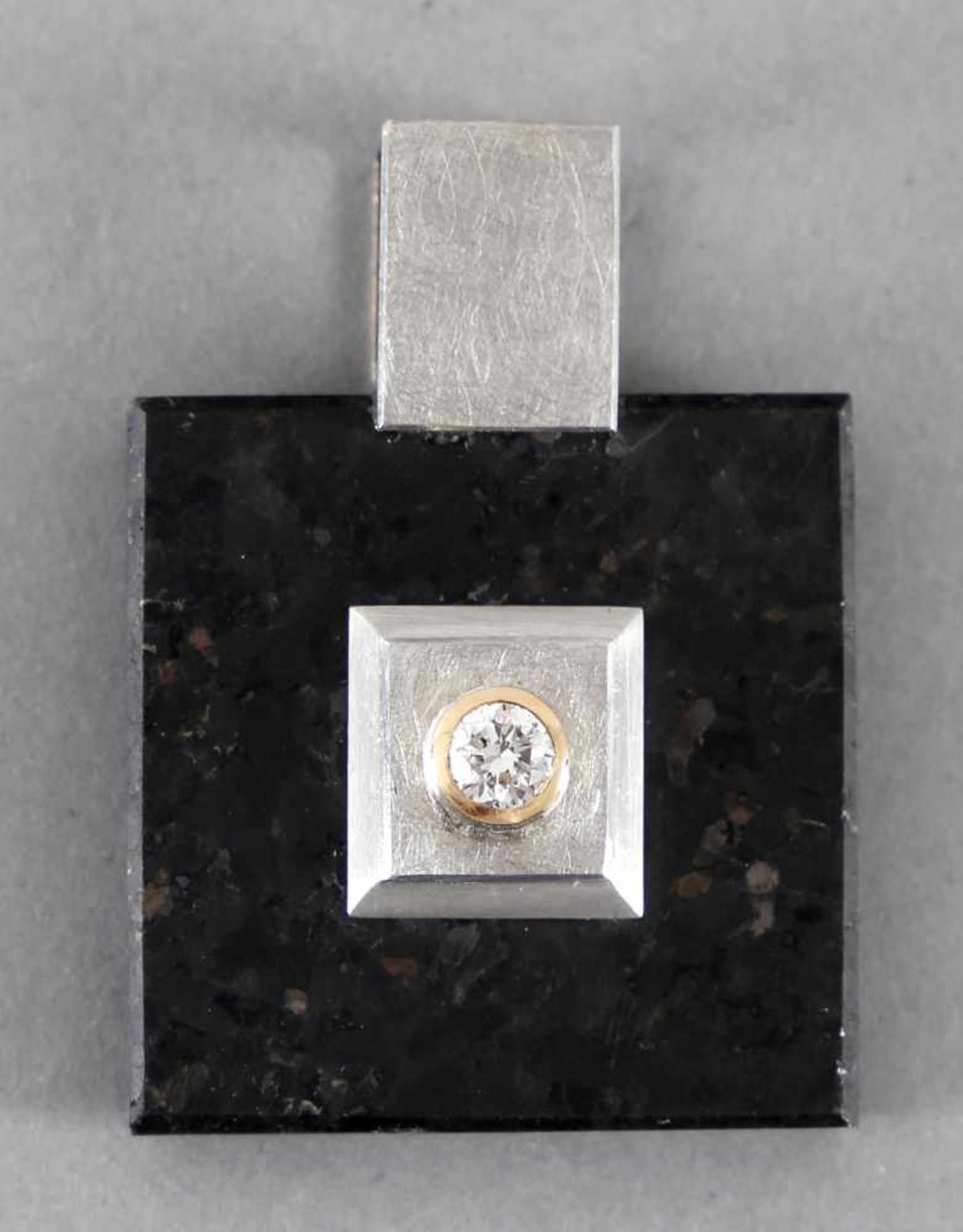 Ausgefallener Anhänger mit Solitärbrillant von ca. 0,35 ct, 750 WGvon guter Reinheit und Farbe in GG