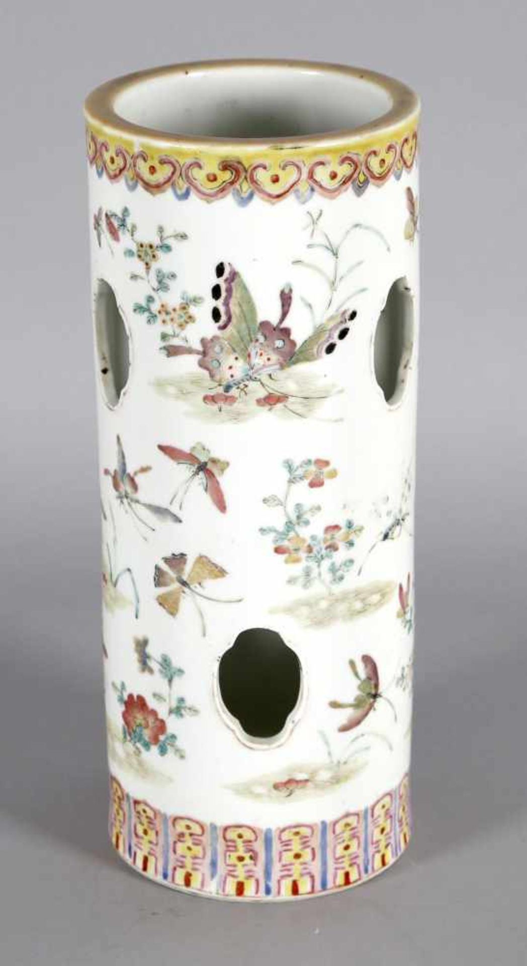Hutständer aus Porzellan, China, 19. Jh.zylindrische Form mit ovalen Öffnungen in der Wandung,