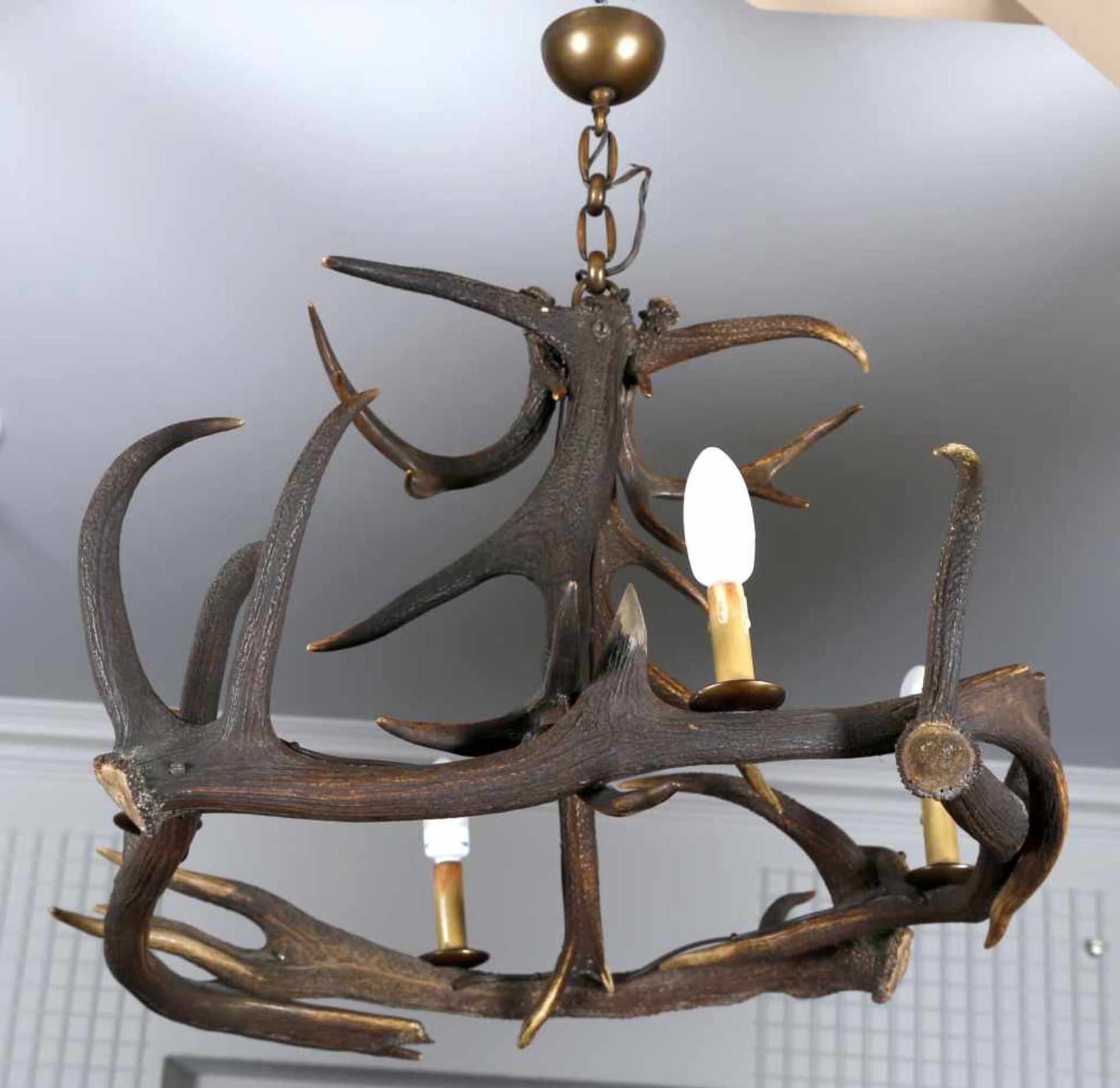 Geweih-Deckenlampe, deutsch, 1. H. 20. Jh.aus sechs kräftigen Geweihstangen montiert und