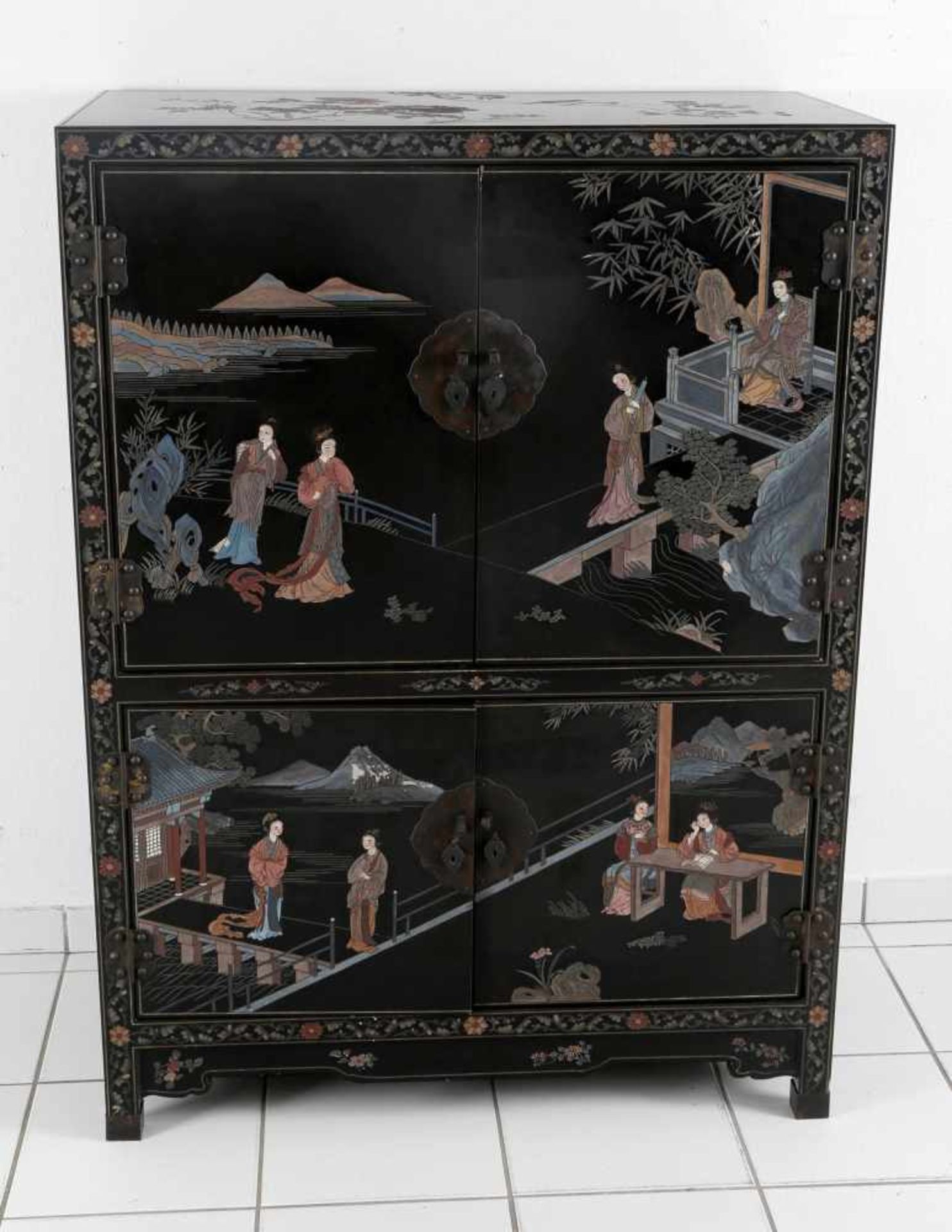 Schwarzlackschrank, China, 1. H. 20. Jh.viertürig, Beschläge und Verschluss aus Messing,