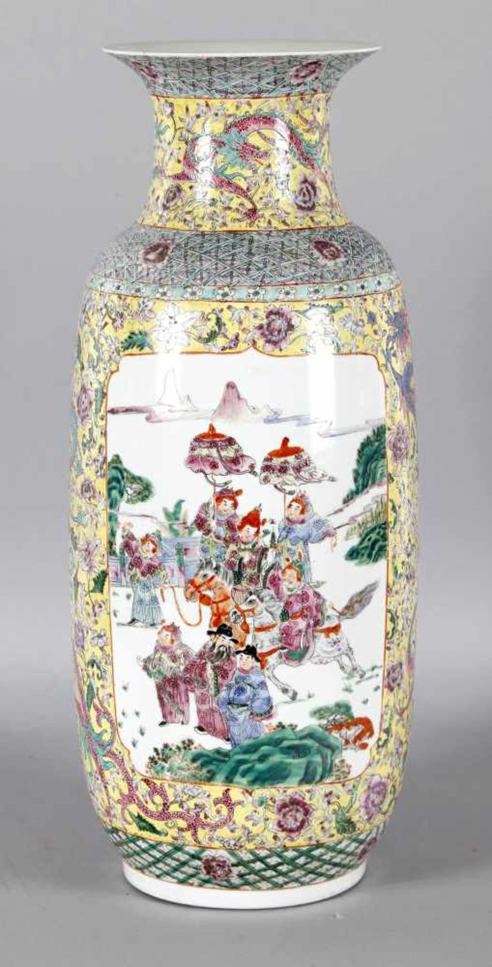 Chinesische Porzellanvase in Famille-Rose-Stil, 19./20. Jh.weißes Porzellan mit polychromer - Bild 2 aus 2