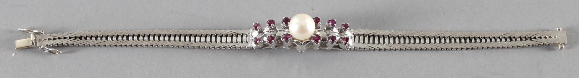 Armband aus 585er WG, besetzt mit großer Perle und zwölf Spinell-SteinenArmband vom Mittelteil zu