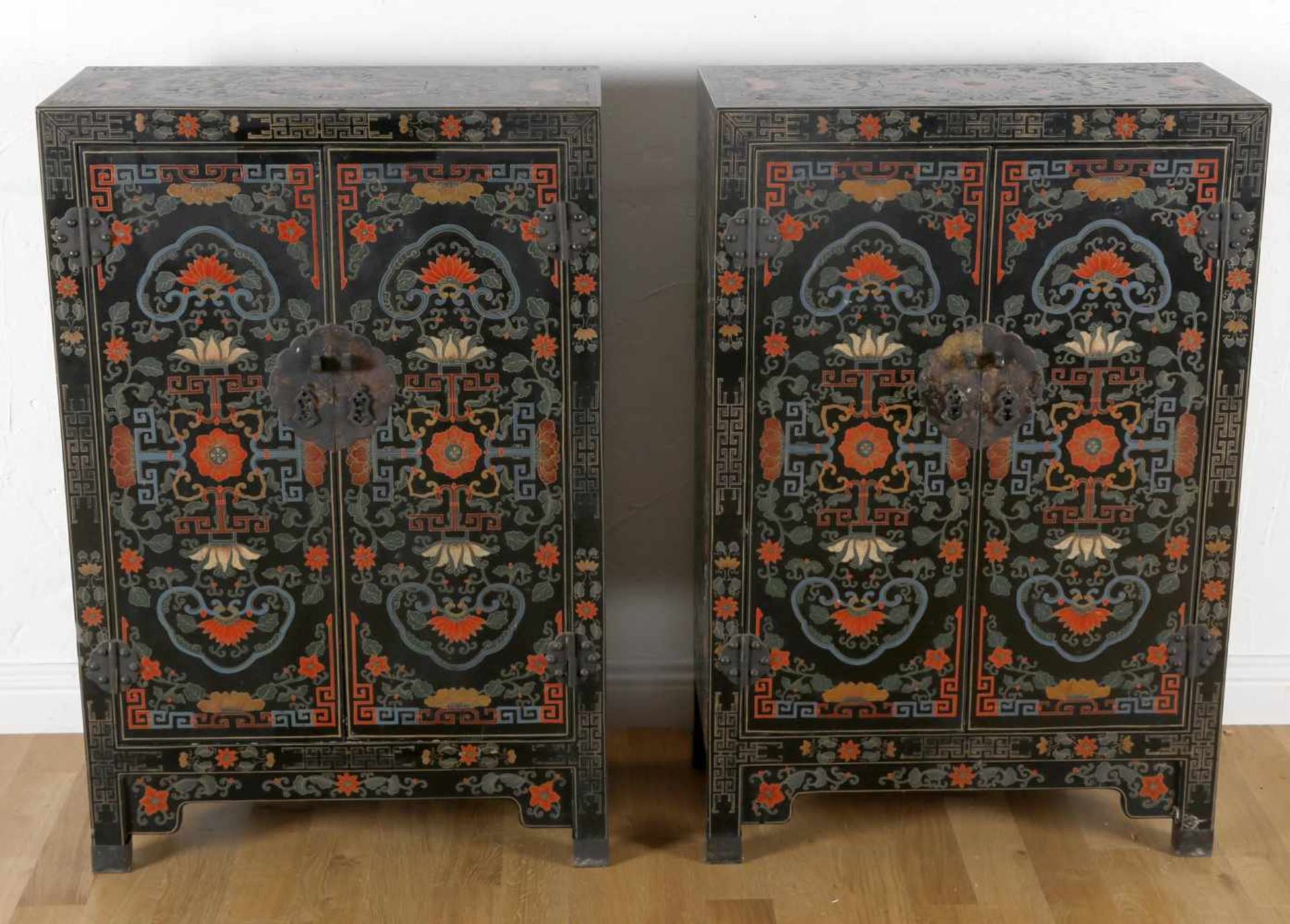 Paar Schwarzlack-Schränkchen mit reichem Dekor, China, Mitte 20. Jh.zweitürig, dreiseitige