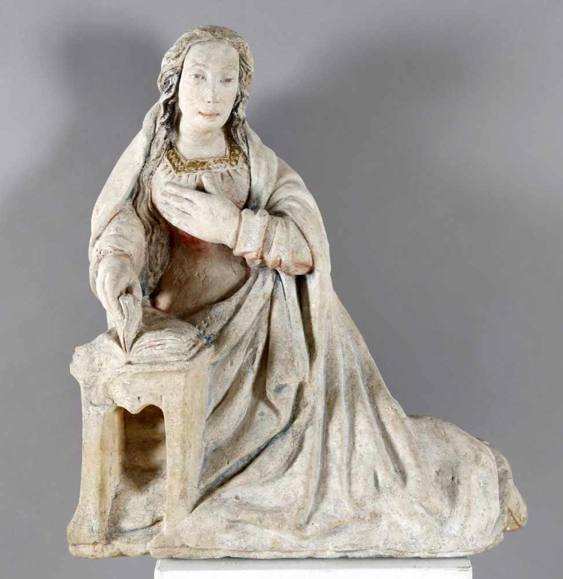 Mariä Verkündigung, Burgund, um 1480, heller Kalkstein, H: 64 cm, bestoßen,Maria sitzt an einem - Bild 2 aus 2