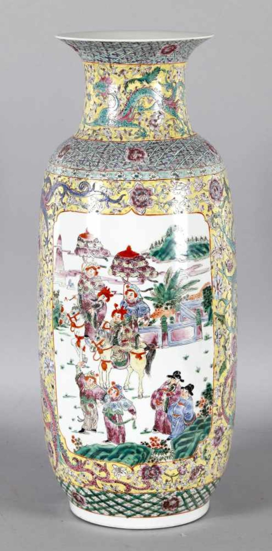 Chinesische Porzellanvase in Famille-Rose-Stil, 19./20. Jh.weißes Porzellan mit polychromer