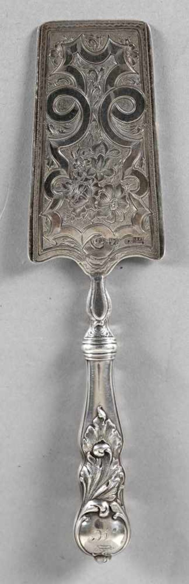 Torten/-Pastetenheber, Silber, Mitau/Lettland, 1855ornamental-floral ziselierter Dekor, umrandet mit