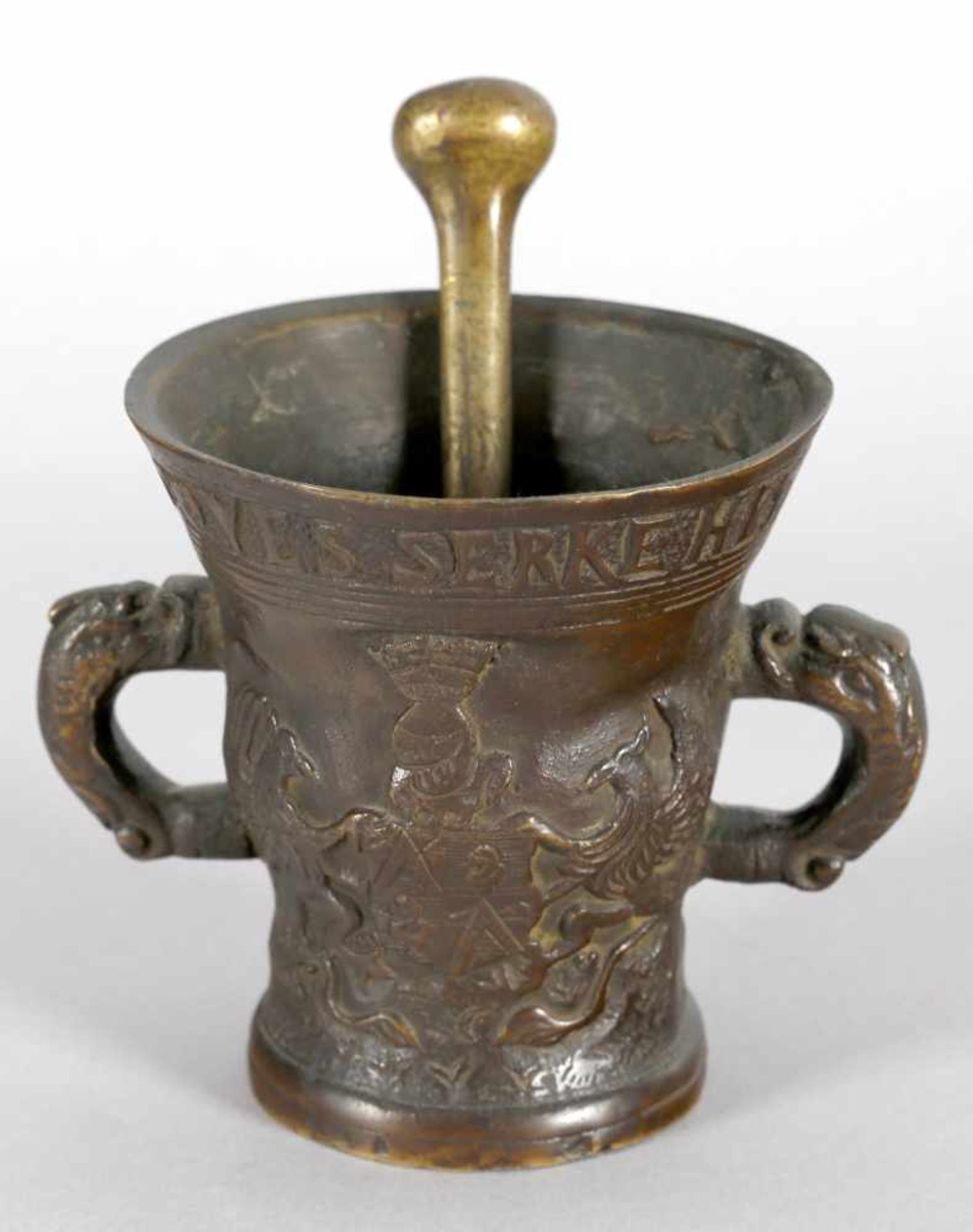 Mörser aus Bronze, Niederlande, 19. Jh., Historismuszwischen den Henkelgriffen Wappenreliefs am