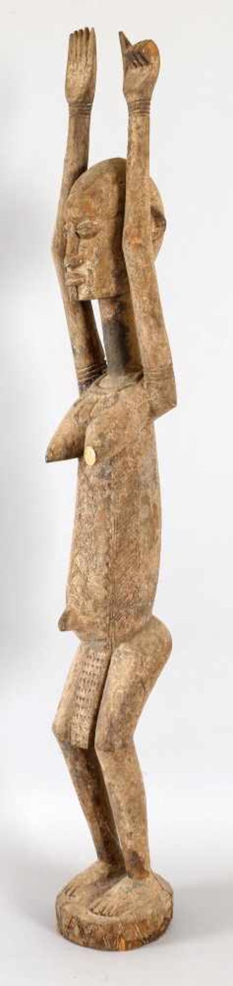 Große weibliche Figur der Dogon, Mali, aus Hartholzauf umlaufend geometrisch ritzverziertem runden - Bild 2 aus 2