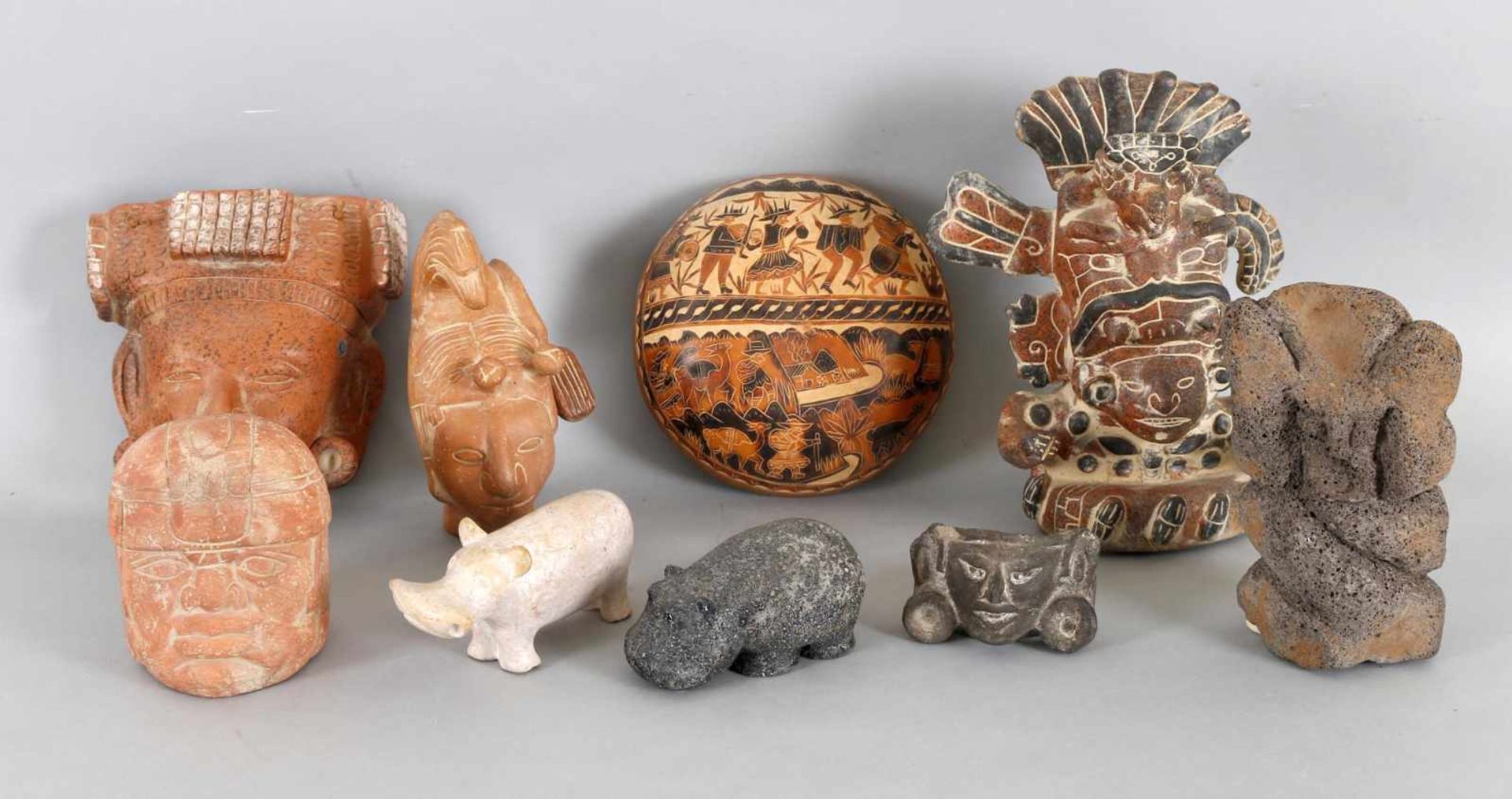 Konvolut, 9 Teile, Südamerika und Finnland, 21. Jh.- fünf Keramikmasken und -statuen im