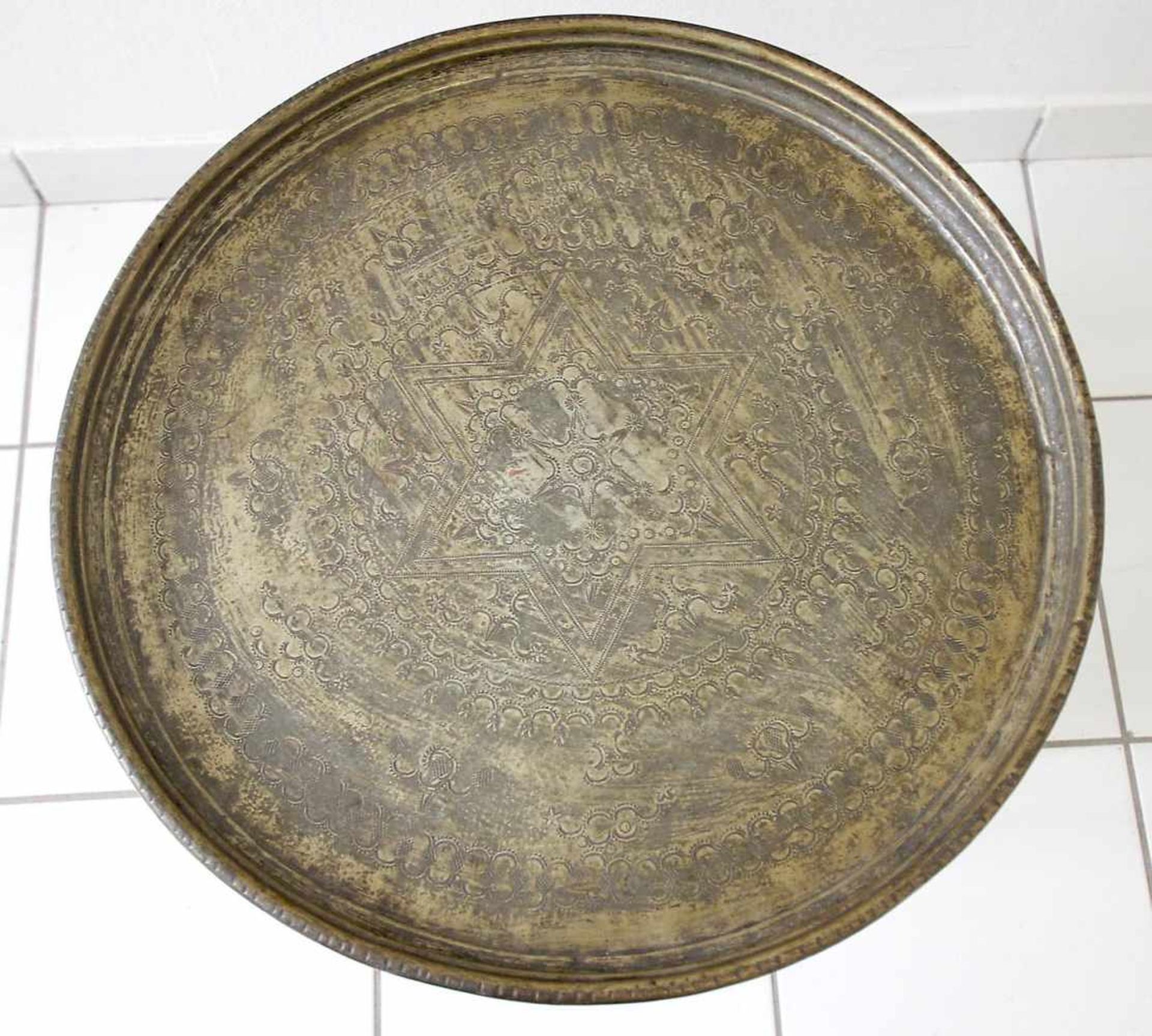 Teetisch mit runder Kupferplatte, wohl Türkei, Anfang 20. Jh.feuerverzinkt, zentraler Dekor ein - Bild 2 aus 3
