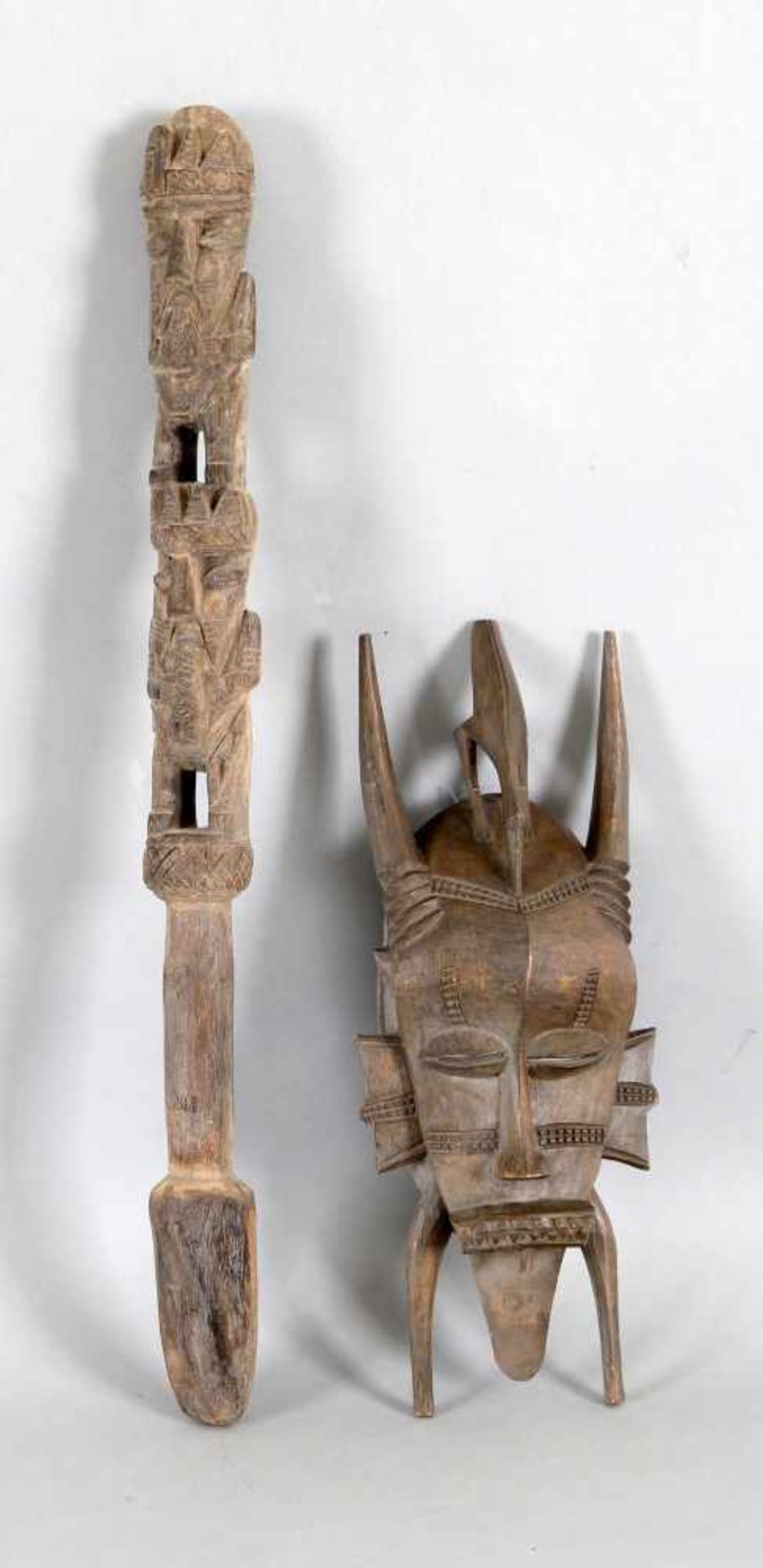 Stab mit Schnitzerei und Maske, Holz- typische Maske, "Kpelie", aus Mali-Senufo, Elfenbeinküste,