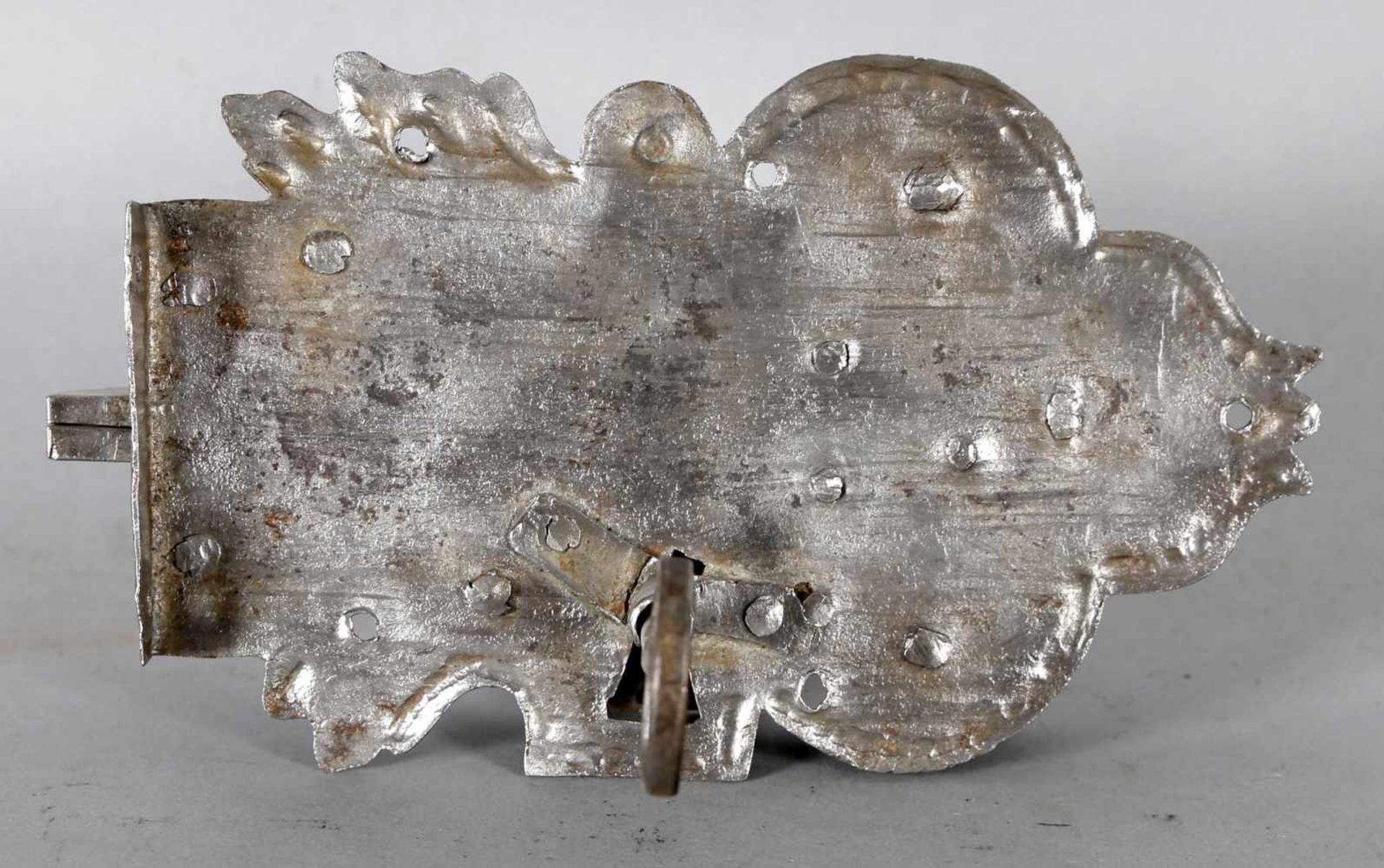 Schönes Schrankschloss, süddt., um 1700-1730Eisen geschmiedet, getrieben und graviert, Teile - Bild 2 aus 2