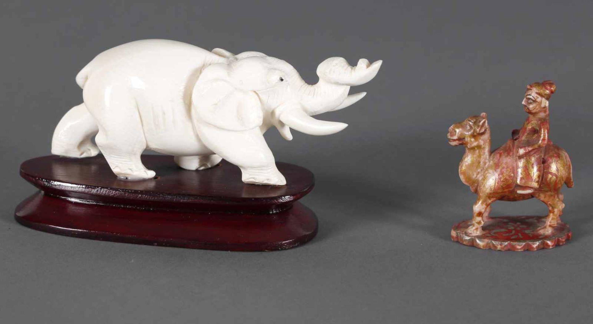 Zwei Einzelfiguren aus Elfenbein, um 1950-60darunter ein schreitender Elefant mit erhobenem - Bild 2 aus 2