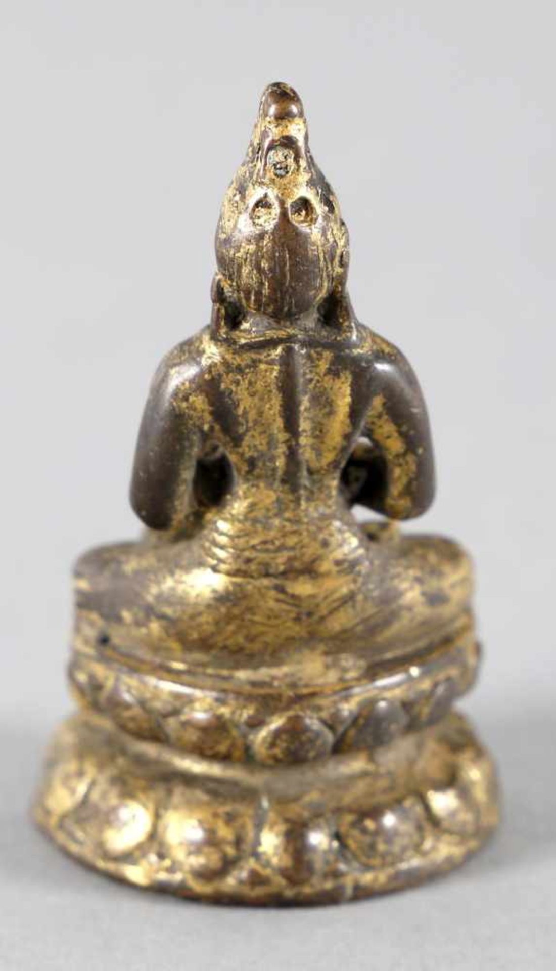 Thronender Buddha in Gebetshaltung aus Bronze, China/Tibet, wohl 19./20. Jh.der Buddha im - Bild 2 aus 2