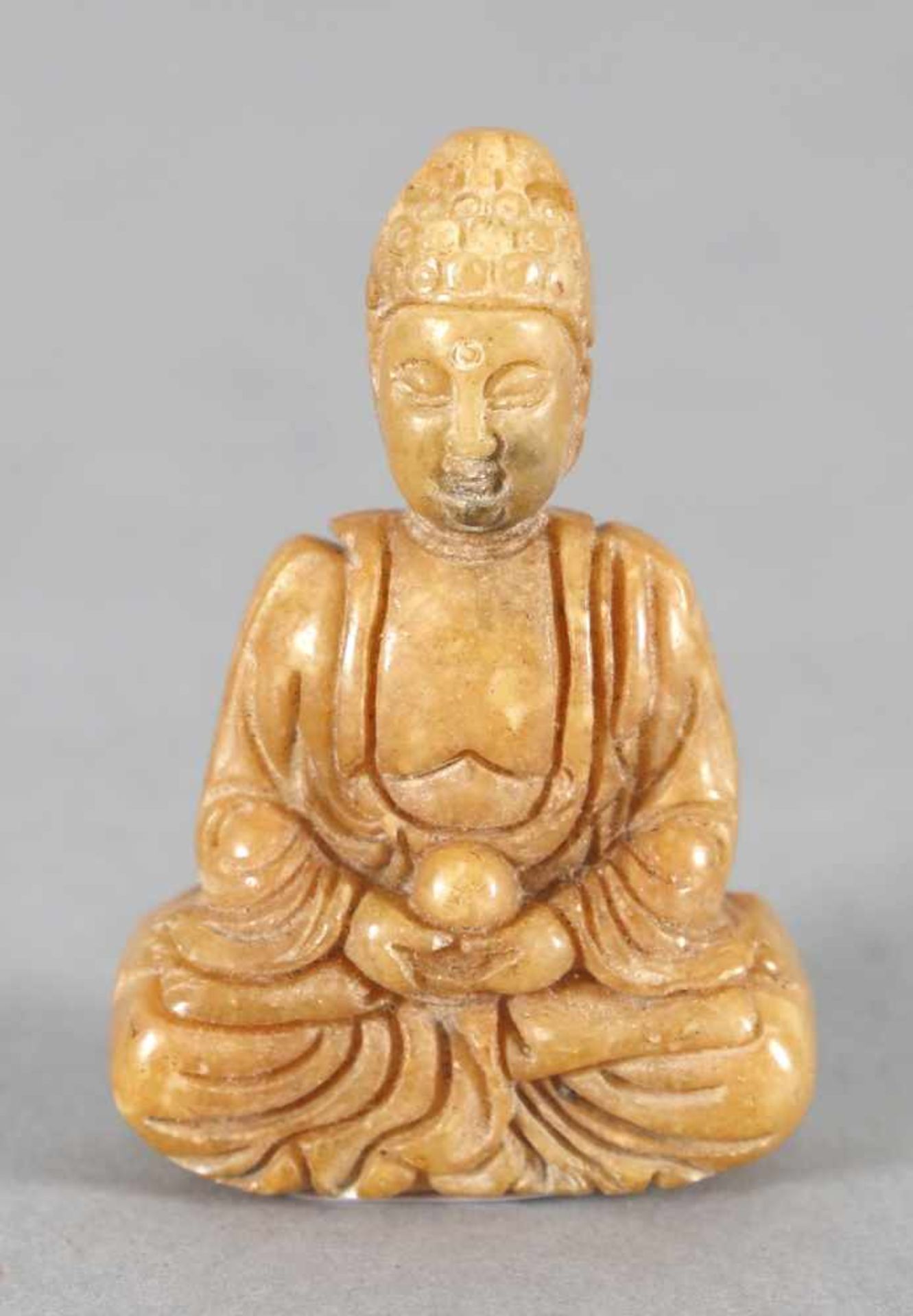 Skulptur Buddha mit Opfergabe aus Jadestein, China, wohl 18./19. Jh.vorne vollplastische, rückseitig