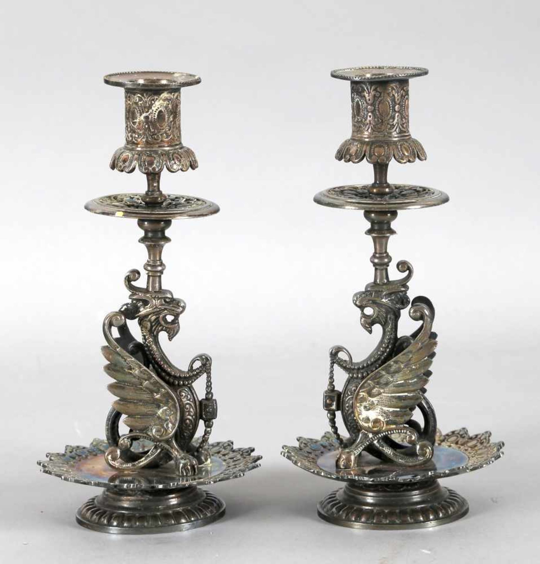 Paar Kerzenleuchter, wohl versilbert, 1860-80auf rundem Fuß eine Chimäre, darüber eine weitere Ebene