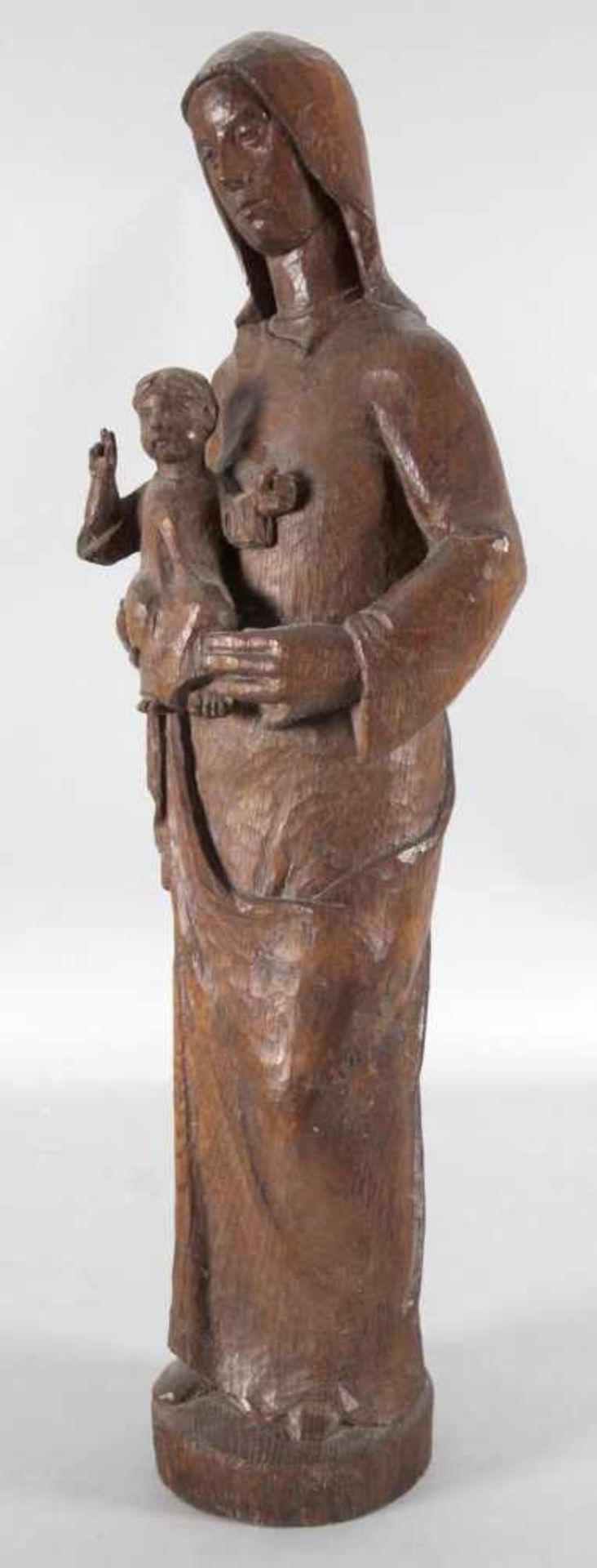 Pieta, Mitte 20. Jh., wohl ItalienNussholz beschnitzt, naturbelassen, H: 62 cm, - Schätzpreis: 380,-