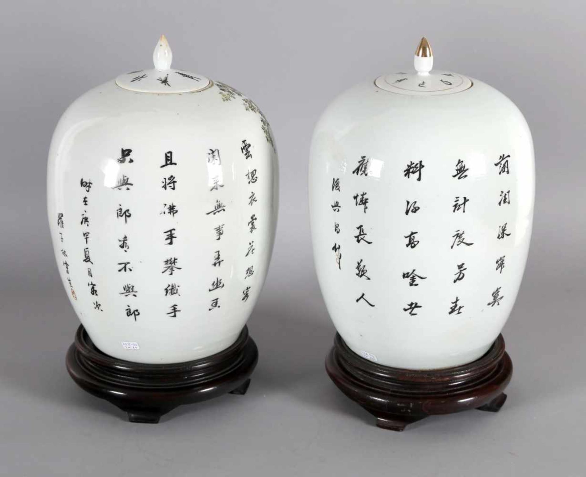 Paar Deckelvasen mit Gesellschaftsszenen, China, 19. Jh.polychromer Dekor, ovoide From, - Bild 2 aus 2