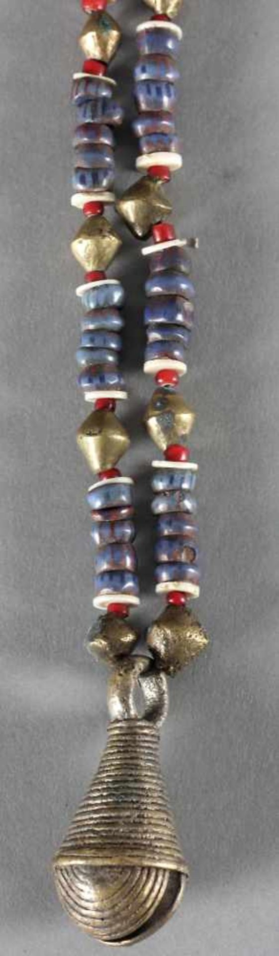 Halskette, Messing und Glas, Afrika, wohl 20. Jh.untergliedert in 14 Abschnitte mit jeweils 5 Perlen