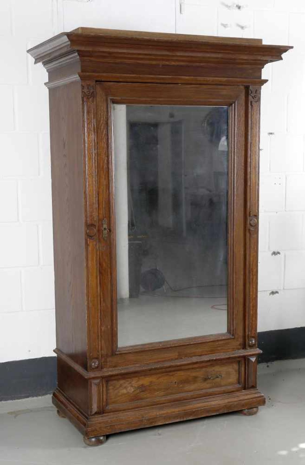 Wäscheschrank mit Spiegeltür, deutsch, um 1880-1900Eichenholz, Sockelschublade, Kugelfüße, innen 4