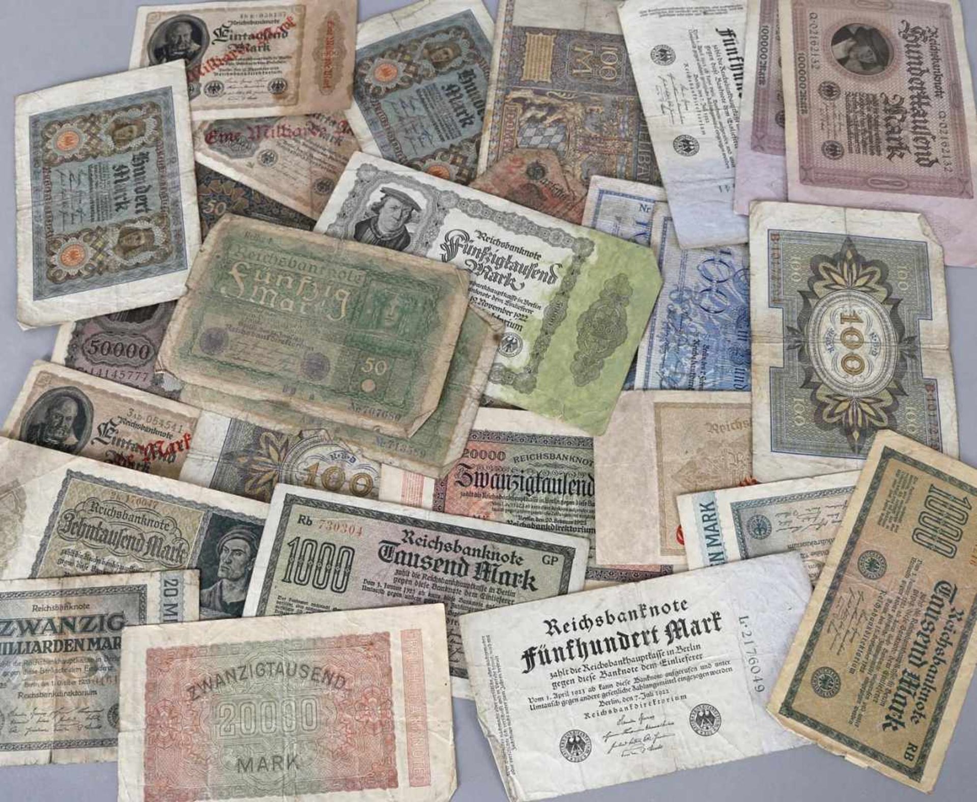 Inflationsgeld, 29 Reichsbanknoten, um 1922u.a. Geldwertangabe von 2 Mark bis zu hunderttausend