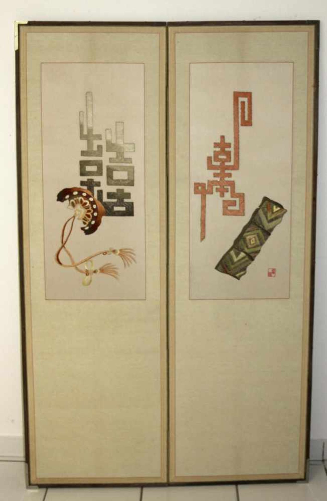 Chinesischer Paravent mit Stickerei, Mitte 20. Jh.Holz und Textil, 2-teilig, Rahmen u.