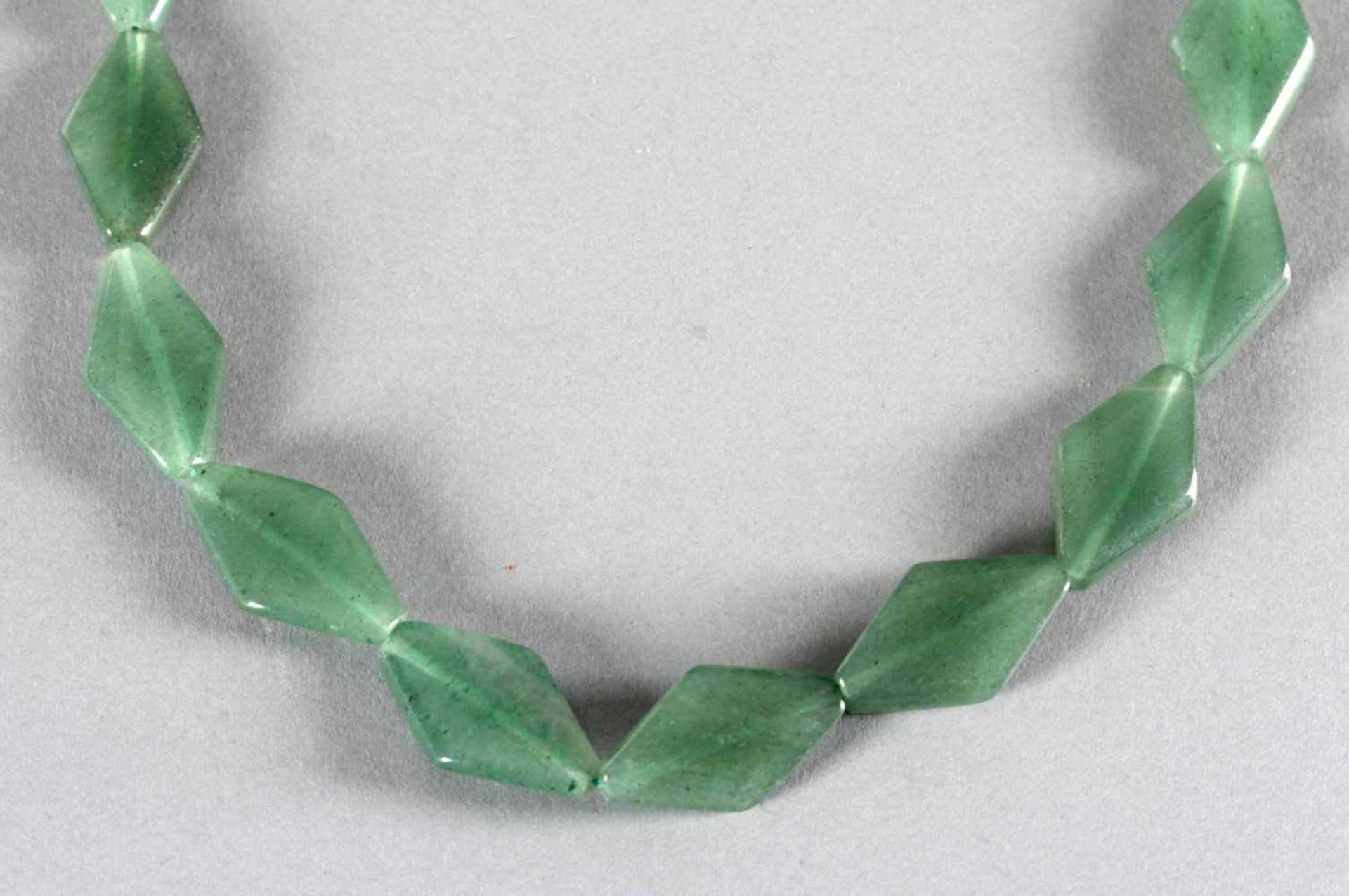 Kette aus Jade, 2. H. 20. Jh.die rautenförmigen Glieder aus grüner Jade mit einer Länge von je 2,7
