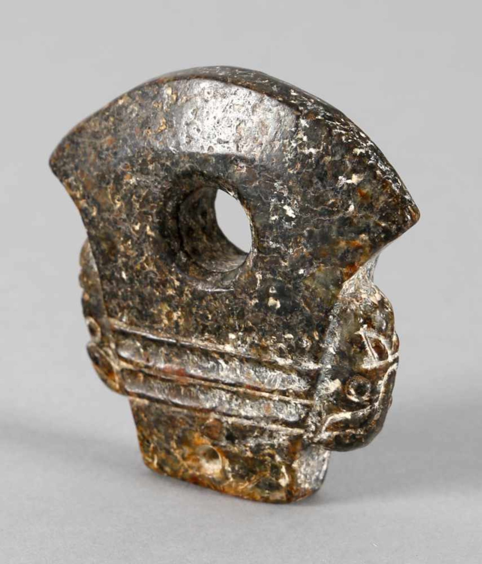 Zeremonial-Objekt aus Jade-Stein, China, wohl 18./19. Jh.die Grundform an die Wange einer Axt