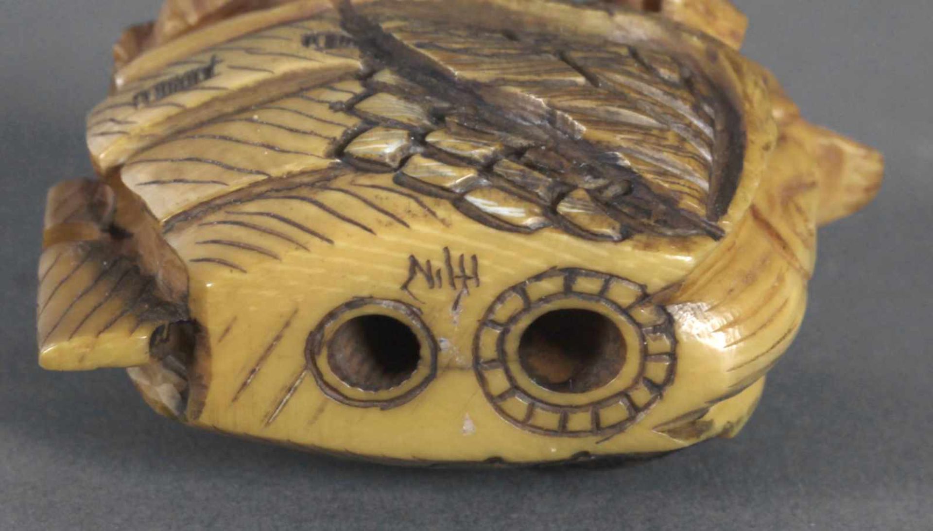 Netsuke eines in der Optik eines Vogels gestaltetem Segelschiffs, 19. Jh.mit einer sechsköpfigen - Bild 3 aus 3
