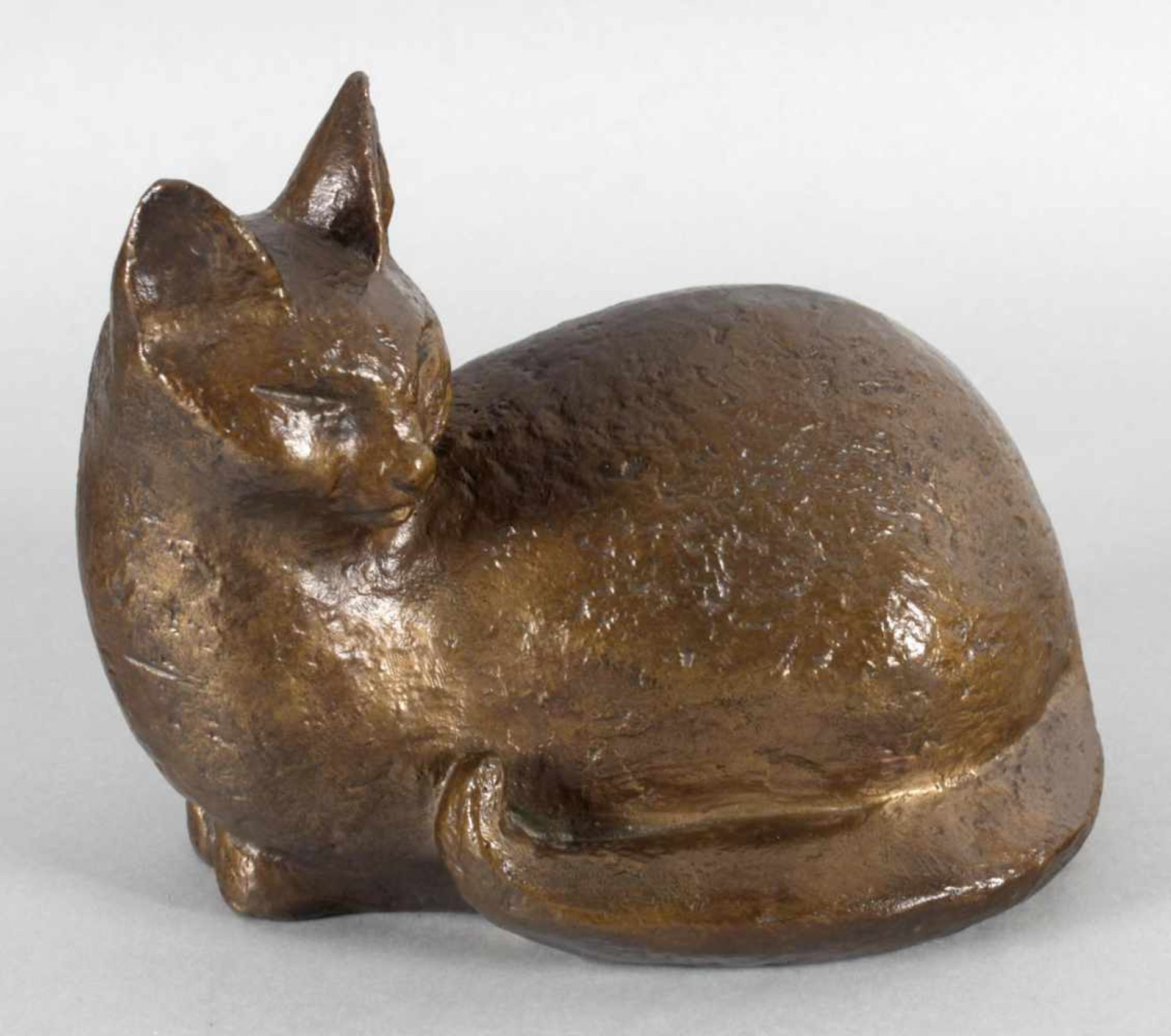 Liegende Katze, Monogramm DR, wohl deutsch, Ende 20. Jh.Bronze, Exemplar 10 von 12, L: 20 cm, H: - Bild 2 aus 3