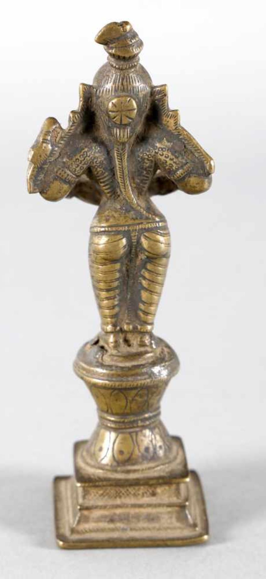 Laksmi-Öllampe aus Bronze, Südostasien, wohl 19./20. Jh.die auf einem mehrstufigen Sockel aufrecht - Bild 2 aus 2