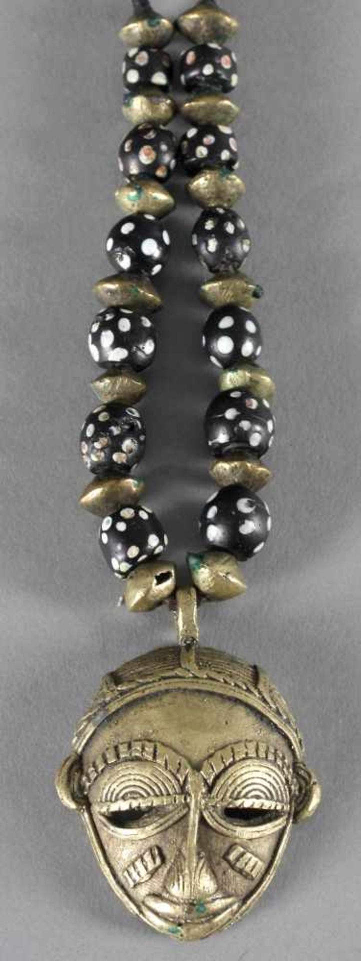 Halskette, Messing und Glas, Elfenbeinküste, wohl 20. Jh.mit 13 schwarzen Glasperlen mit punktuell