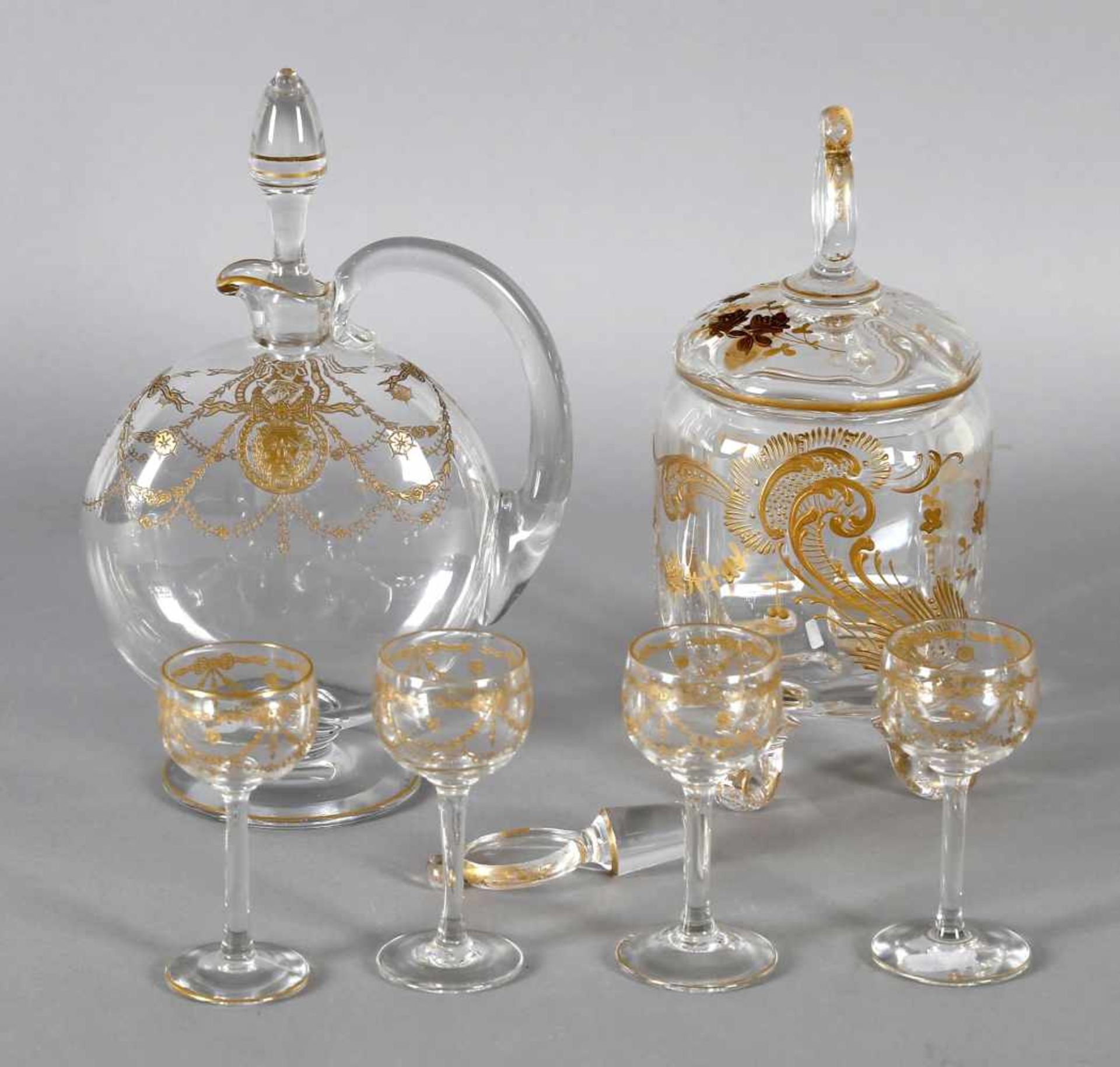 Karaffe mit vier Gläsern und dazu passender Deckeldose, Glas mit Gold, um 1900-1920Flachrunde