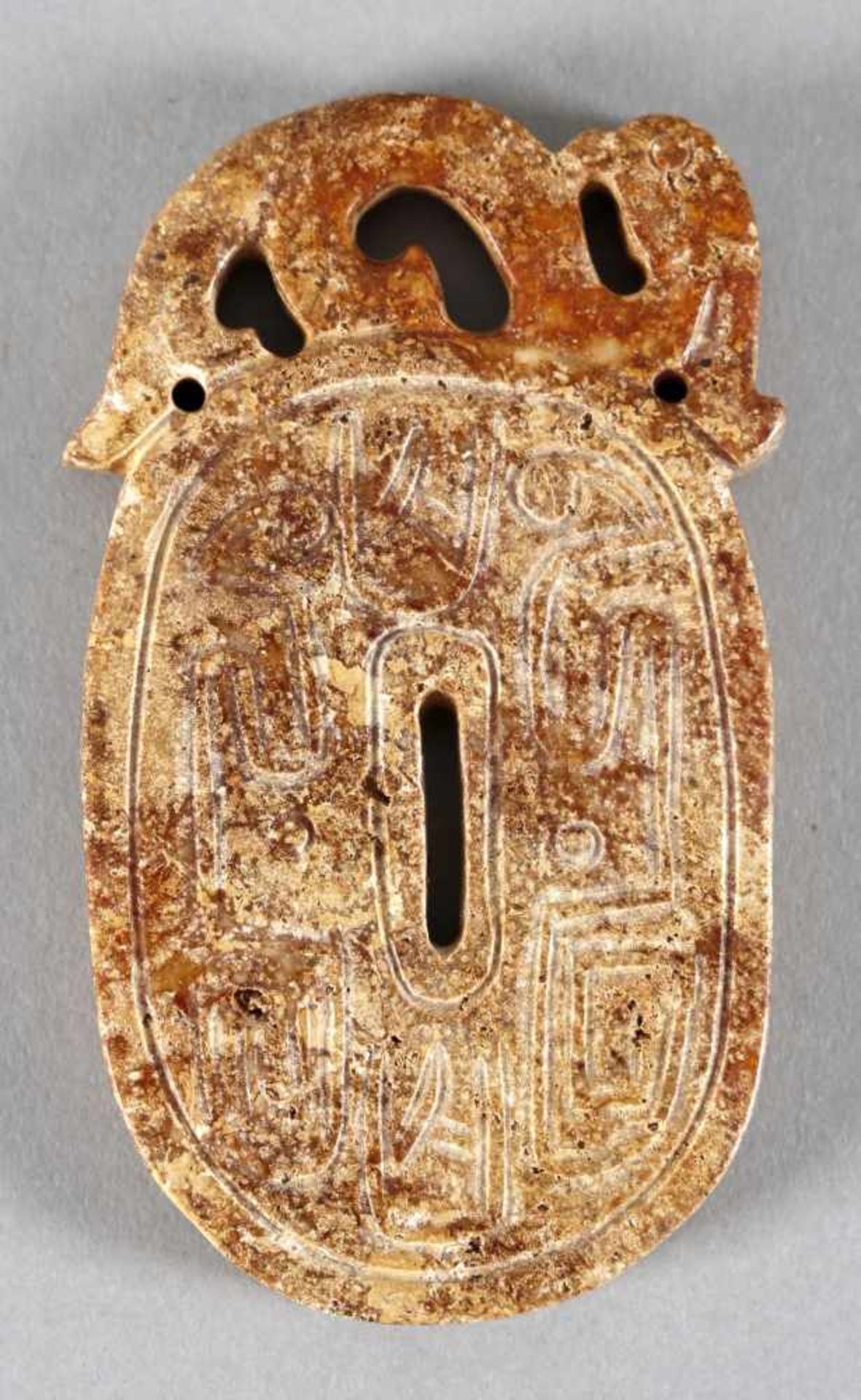 Amulett aus Jade-Stein, Qing-Dynastie China, wohl 19. Jh.in elliptischer Form mit einem Schlitz in