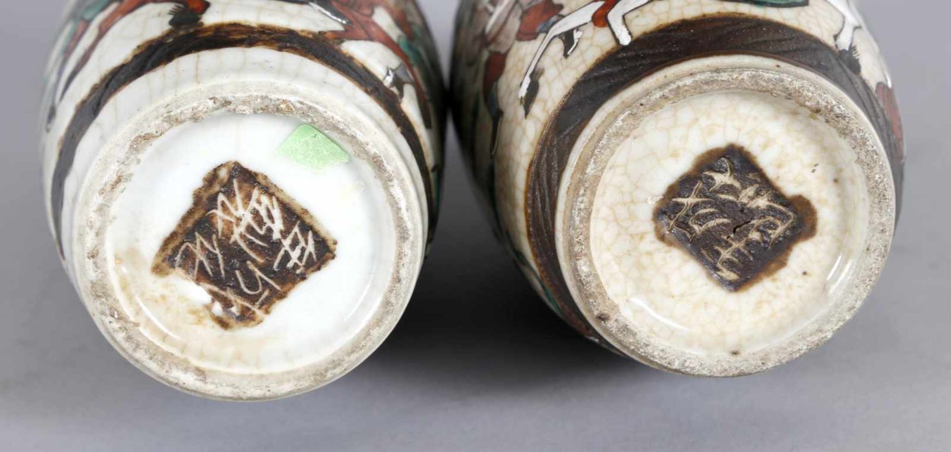 Paar chinesische Vasen, Porzellan, um 1860-80Kampfszenen-Dekor in bunten Emailfarben auf weißem - Bild 3 aus 3