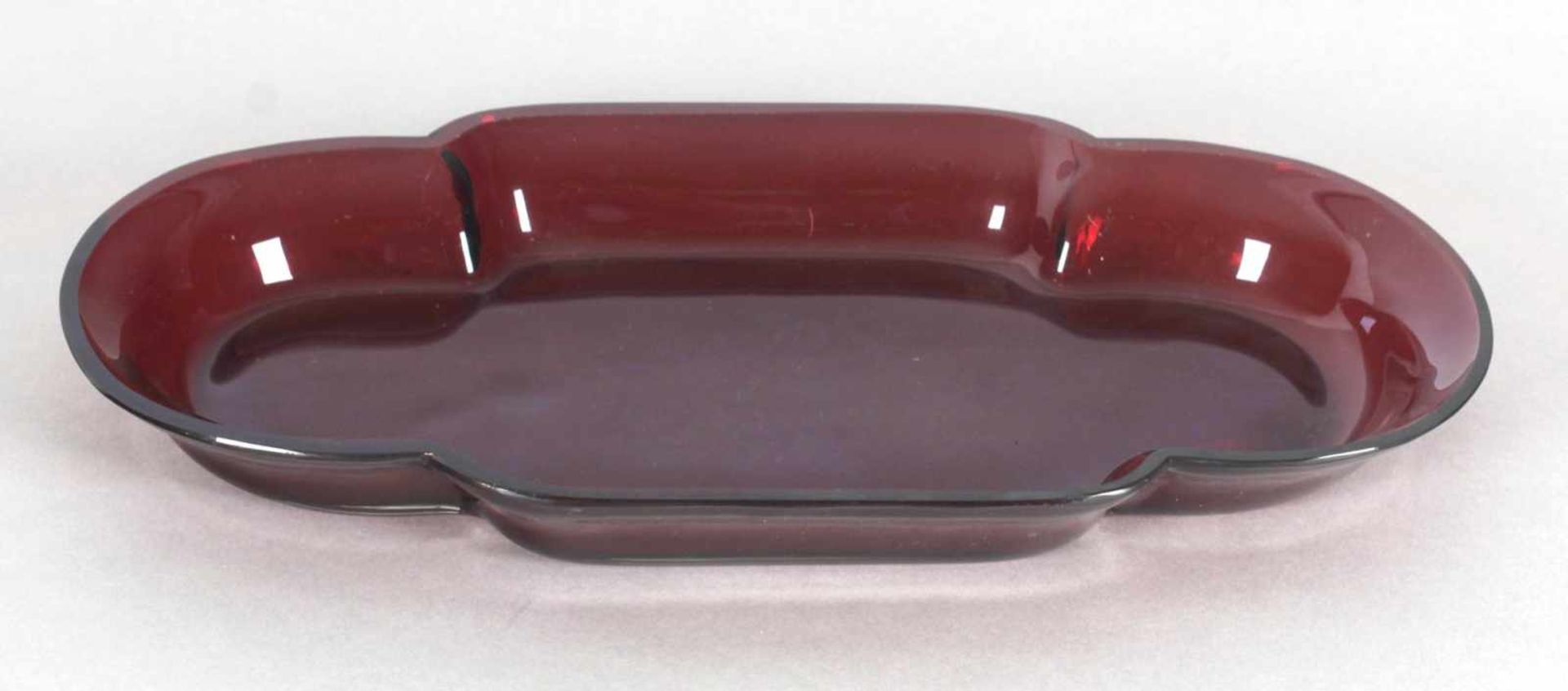 Glasschale oder Tablett, deutsch, wohl Mitte 19. Jh.geschwungene Schale aus Klarglas rot lasiert, 31
