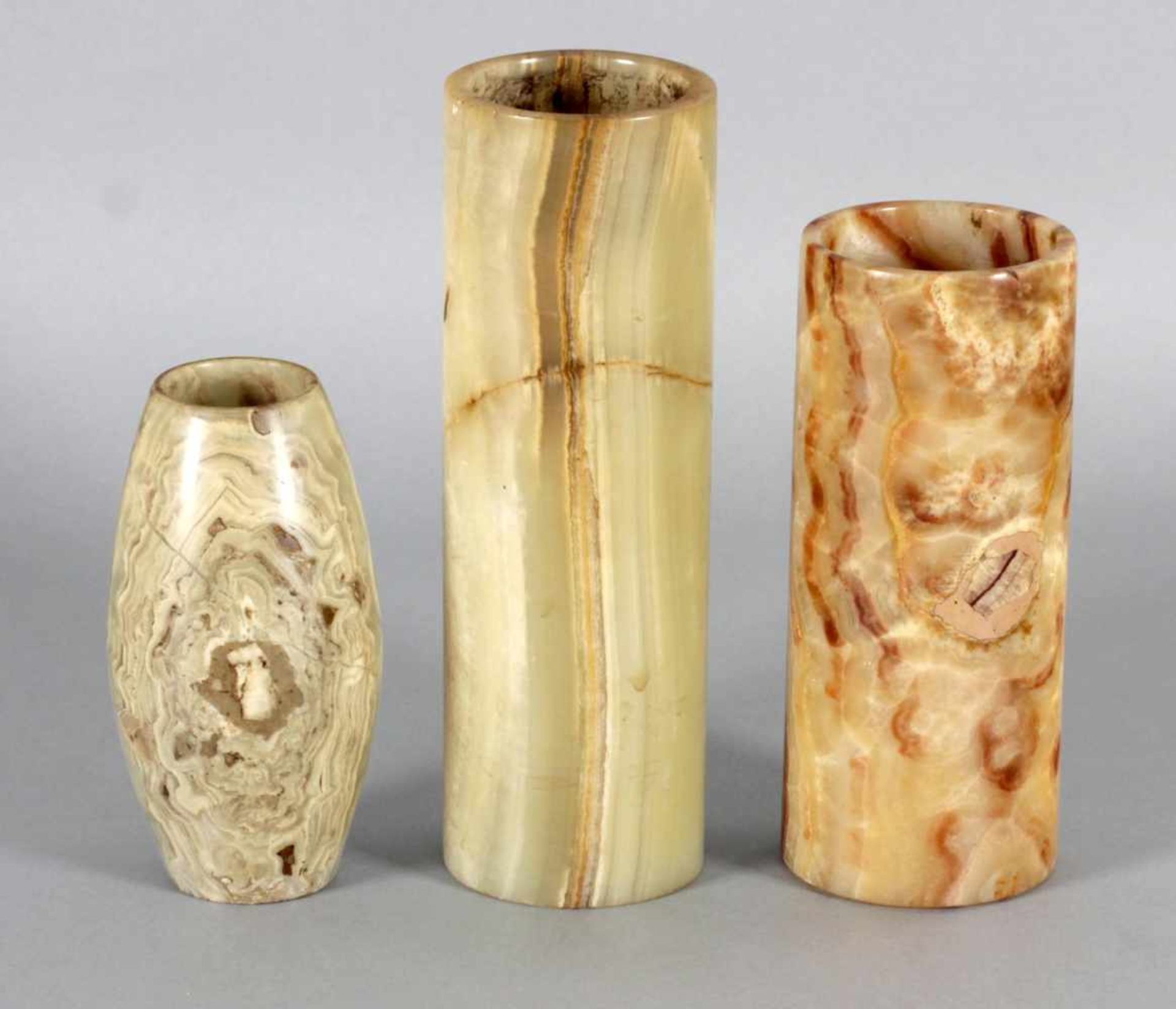 3 Vasen aus Achat, Mitte 20. Jh.je aus einem Stein geschnitten, Oberfläche ist poliert, 2 sind