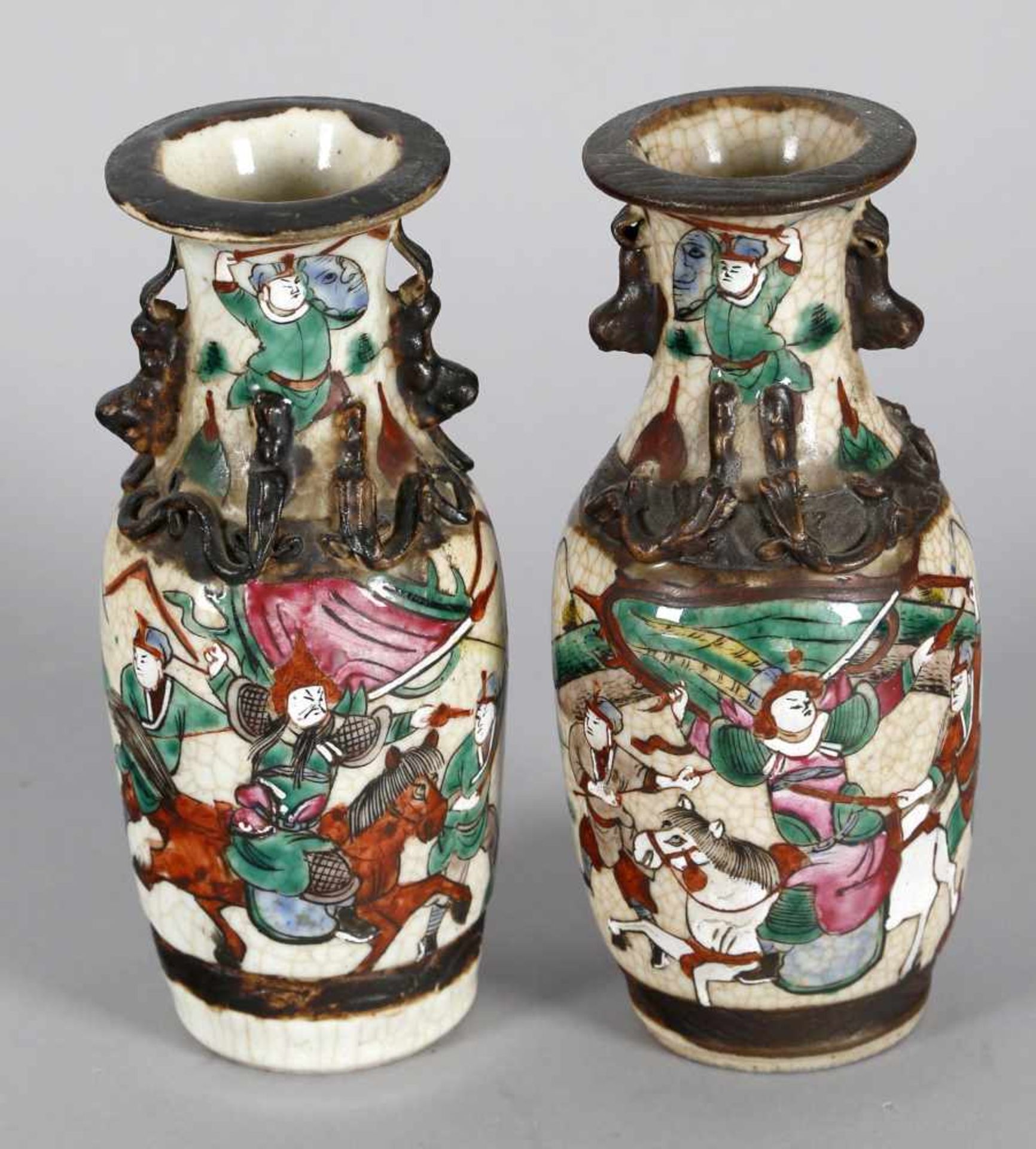 Paar chinesische Vasen, Porzellan, um 1860-80Kampfszenen-Dekor in bunten Emailfarben auf weißem - Bild 2 aus 3