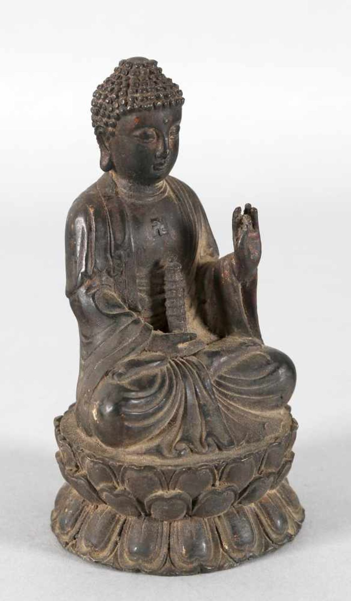 Buddha-Skulptur aus Bronze, China, wohl 19./20. Jh.der Buddha auf einem Postament aus Lotosblüten im