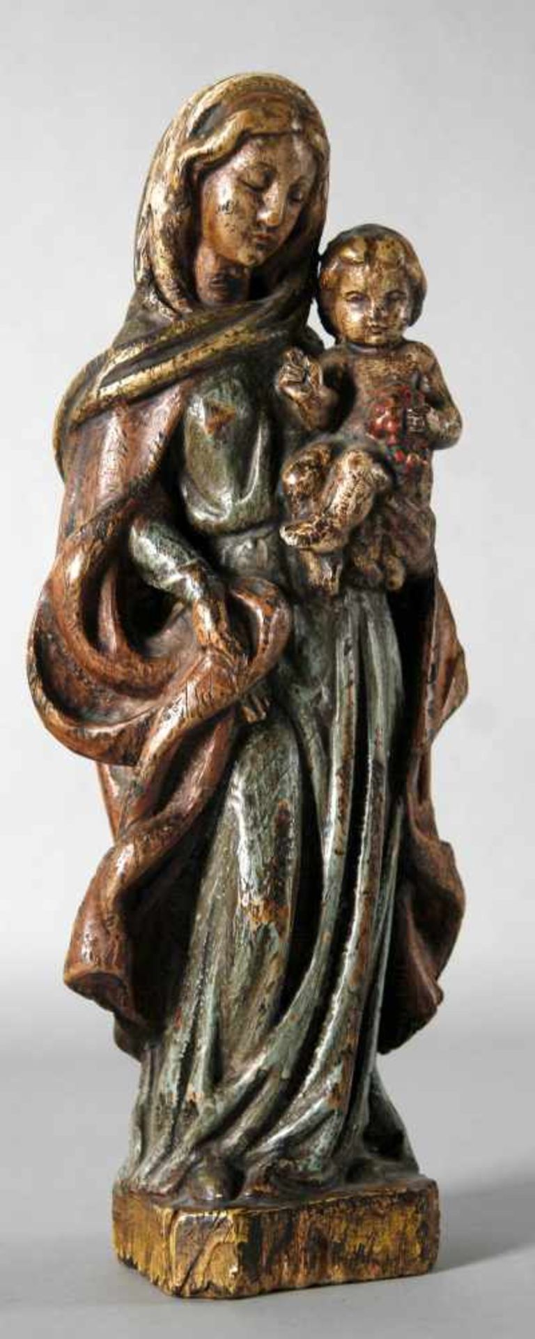Mutter Gottes mit dem Jesuskind nach altem Vorbild, 20. Jh.Holz geschnitzt und gefasst, in seiner