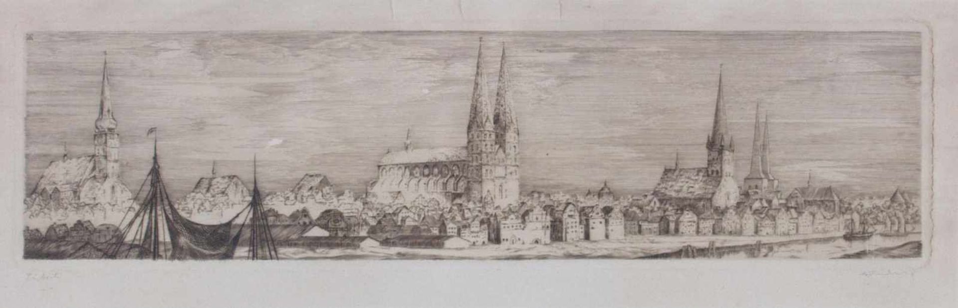 Monogrammist AT, 1. H. 20. Jh.Die Marienkirche in Lübeck mit Altstadtansicht, Radierung, 8,5 x 34