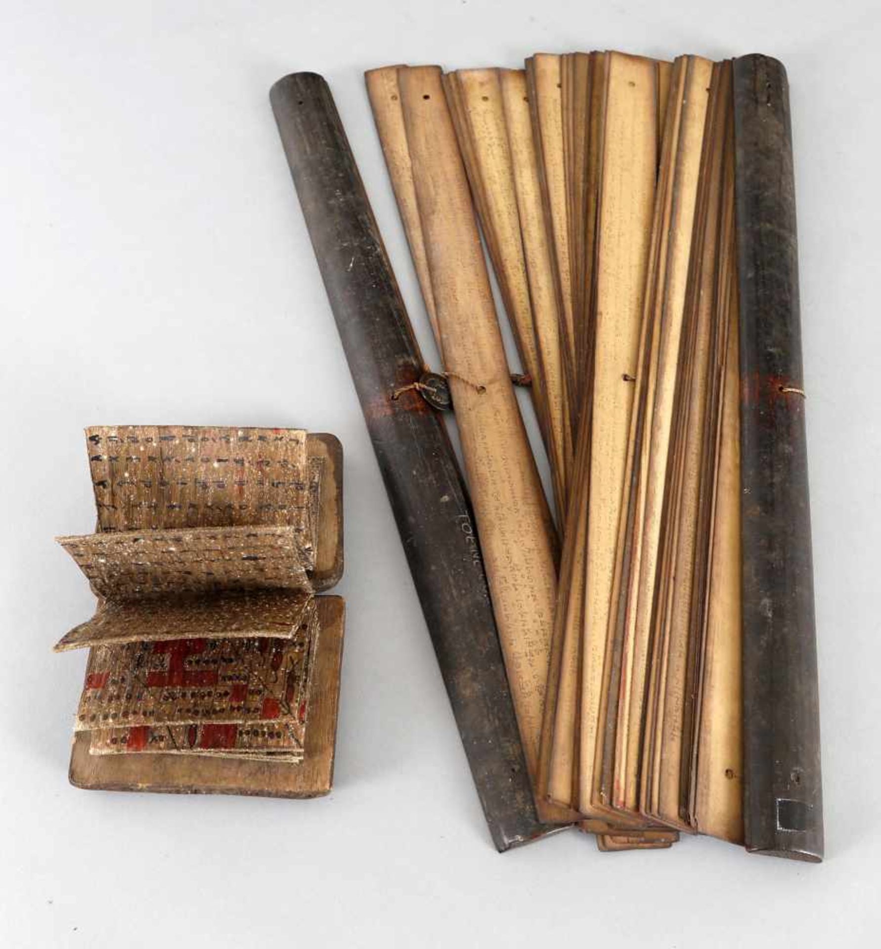 Zwei wohl indonesische Handschriften, 19. - 20. Jh.zwischen zwei halbrunden Buchdeckeln befinden