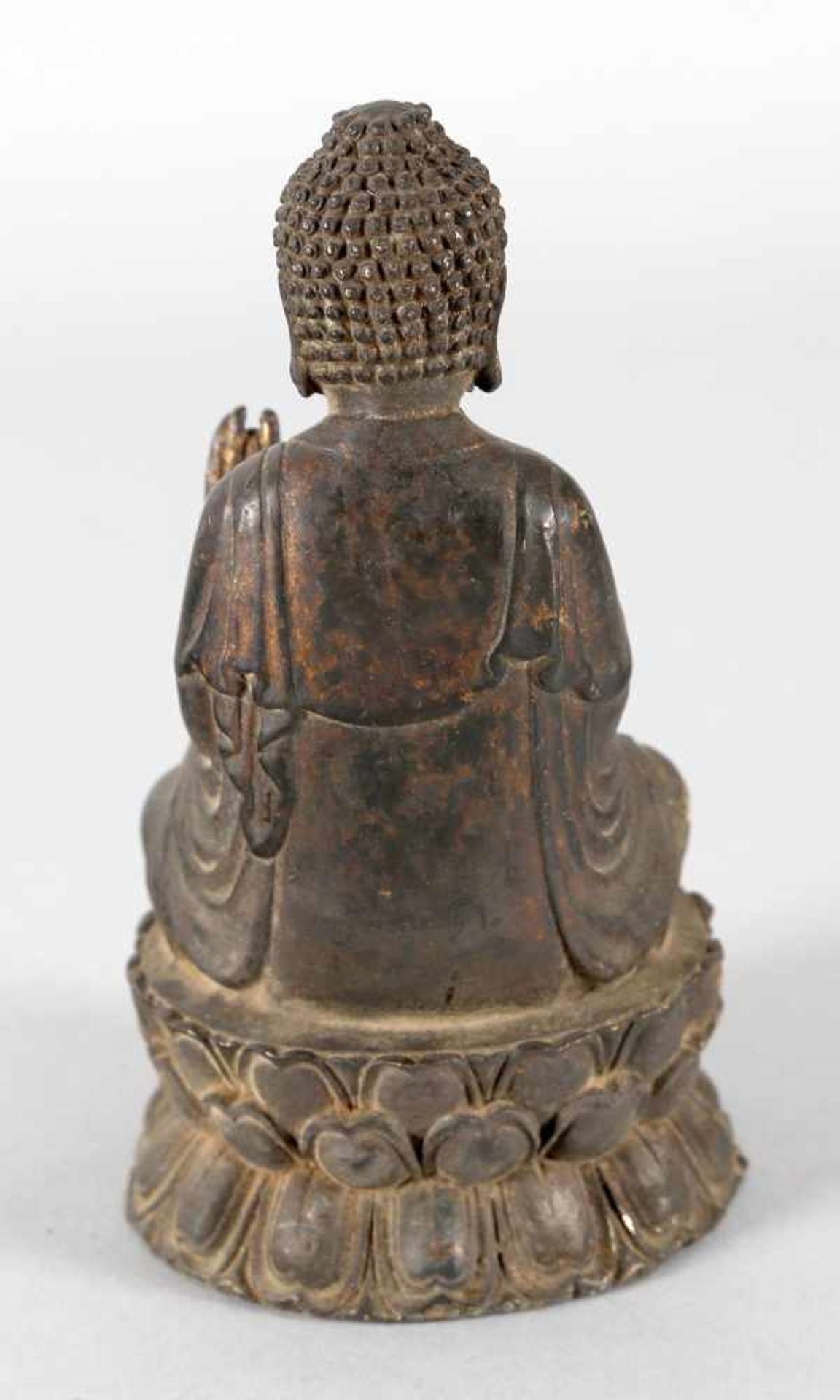 Buddha-Skulptur aus Bronze, China, wohl 19./20. Jh.der Buddha auf einem Postament aus Lotosblüten im - Bild 2 aus 2