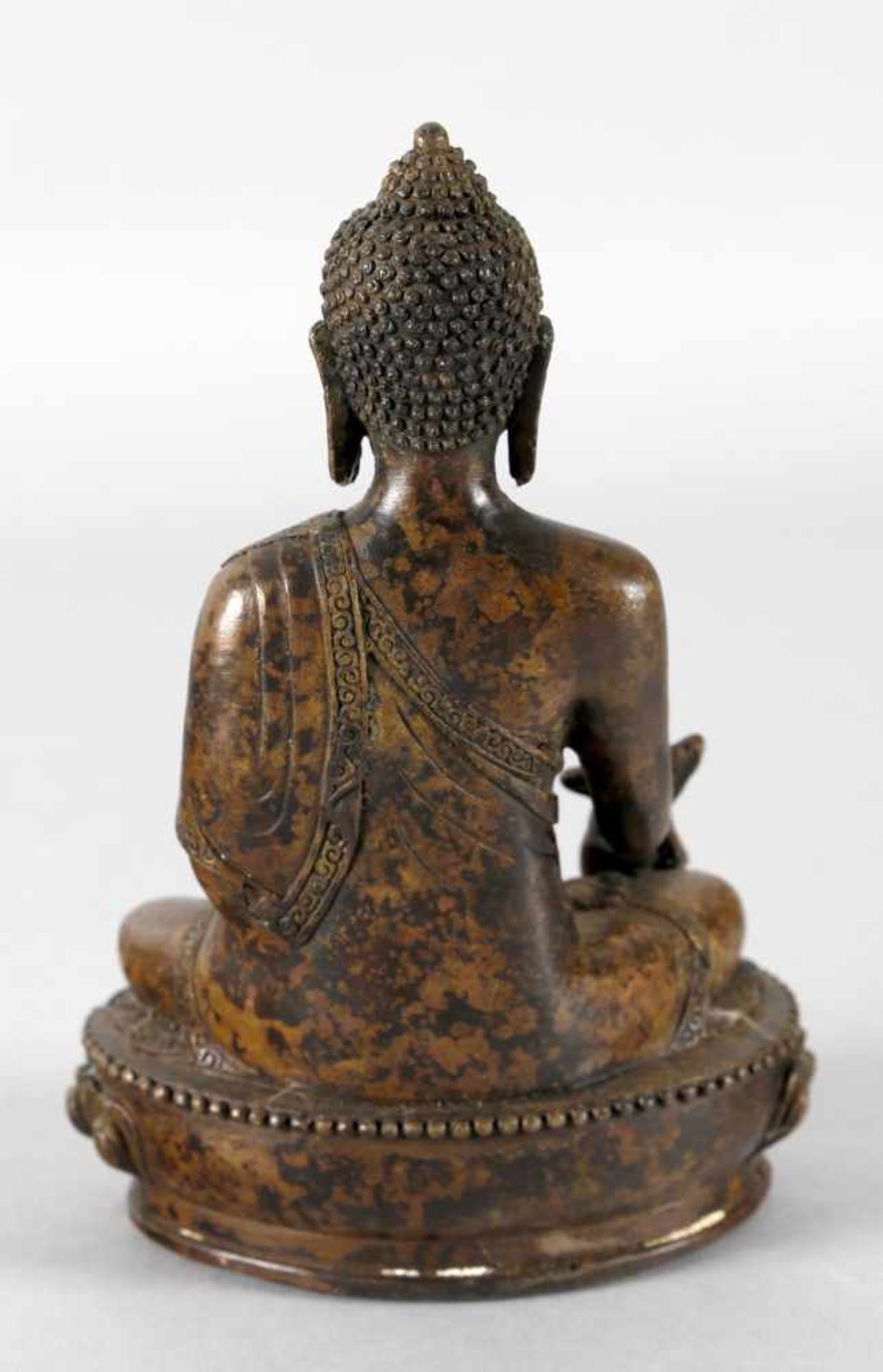 Buddha-Skulptur aus Bronze, China, wohl 19./20. Jh.detailreiche Gestaltung und feinteilige - Bild 2 aus 2