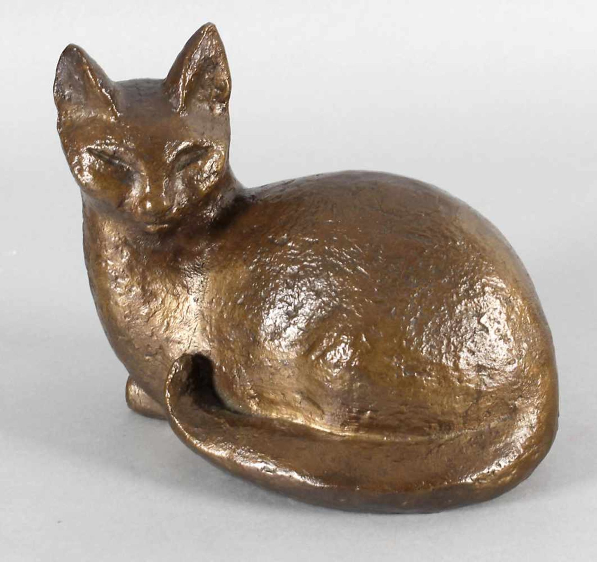 Liegende Katze, Monogramm DR, wohl deutsch, Ende 20. Jh.Bronze, Exemplar 10 von 12, L: 20 cm, H: