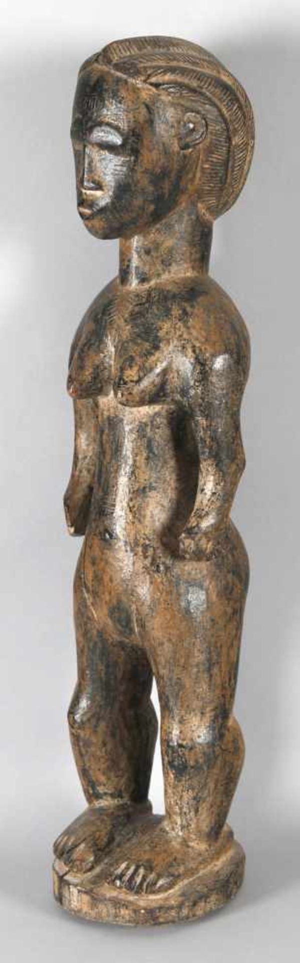 Weibliche Figur, wohl Ahnenfigur der Baule, Afrika, ElfenbeinküsteHolz geschnitzt, H: 61 cm, - - Bild 2 aus 2