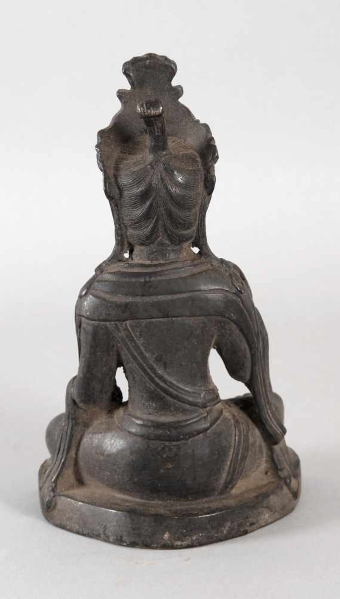 Guanyin in meditativer Sitzhaltung, Bronze, wohl 19. Jh.Darstellung der Göttin der Barmherzigkeit, - Bild 2 aus 2