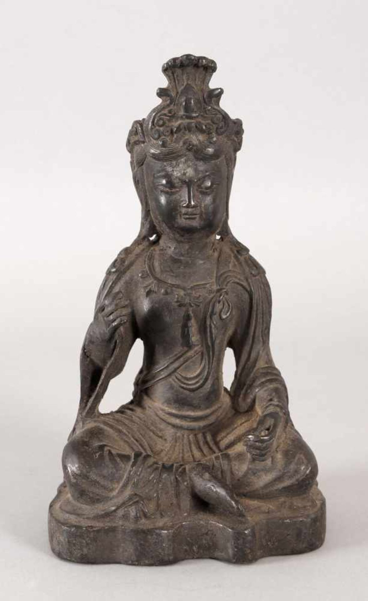 Guanyin in meditativer Sitzhaltung, Bronze, wohl 19. Jh.Darstellung der Göttin der Barmherzigkeit,